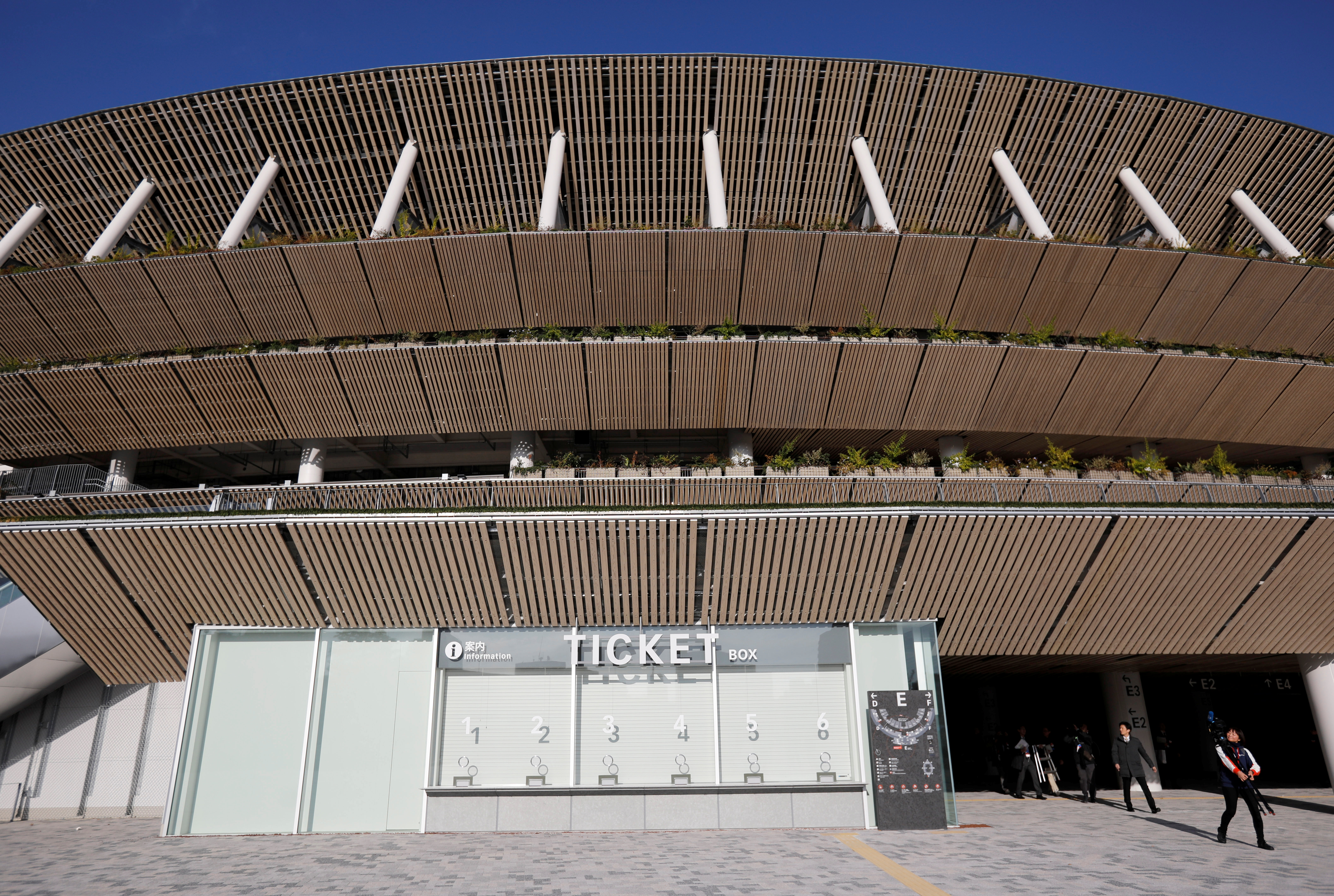 Para la construcción, se demolió el Estadio Nacional de Tokio que había sido inaugurado en 1958 con una capacidad para 57.000 espectadores