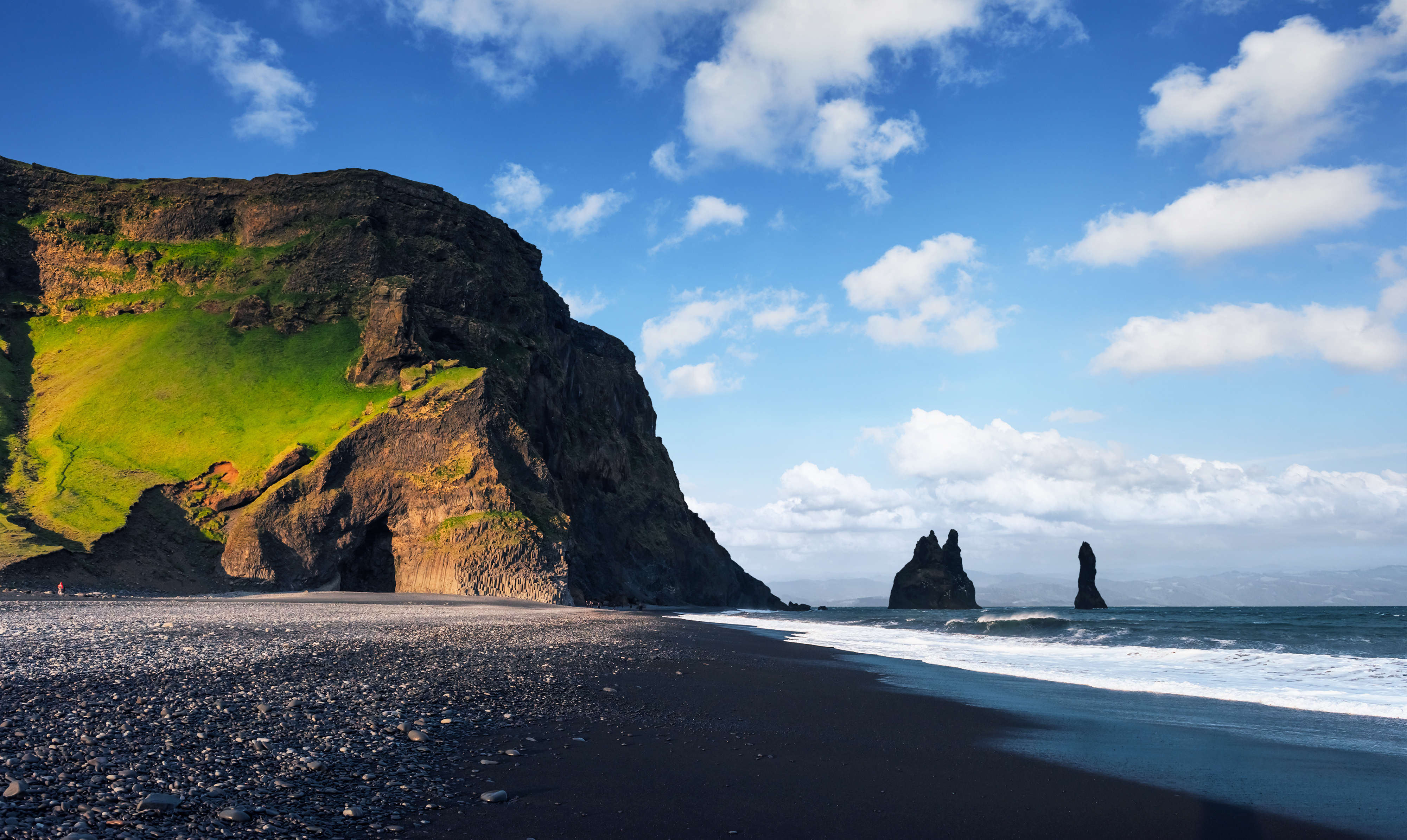 En 1991, National Geographic votó a Reynisfjara como una de las 10 mejores playas no tropicales para visitar en el planeta. Reynisfjara se encuentra a unos 180 kilómetros (112 millas) de la capital de Islandia, Reykjavík , y es una parada popular para aquellos que realizan un recorrido turístico por la popular costa sur