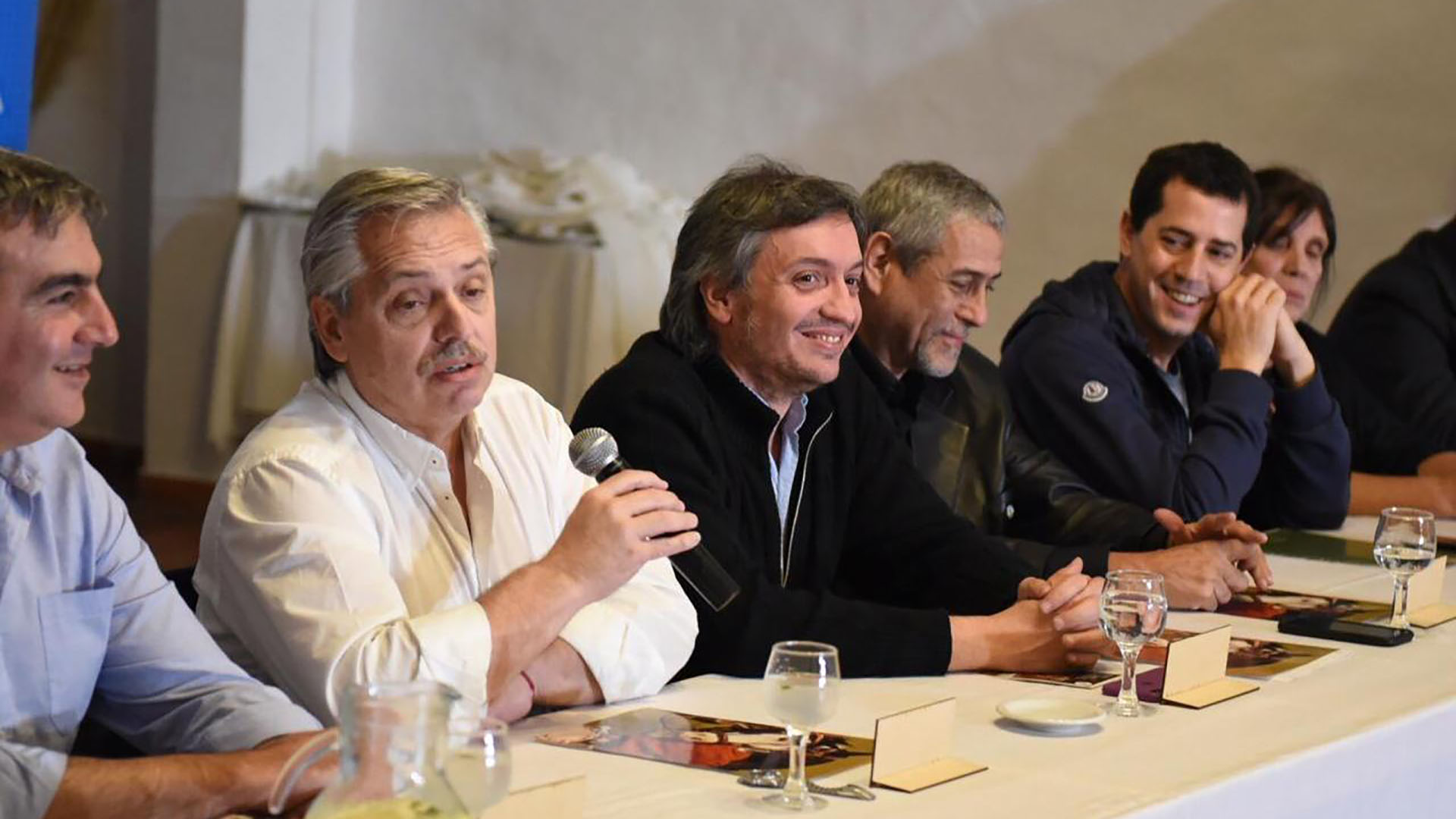 De Pedro junto a Máximo Kirchner y Alberto Fernández durante la campaña electoral