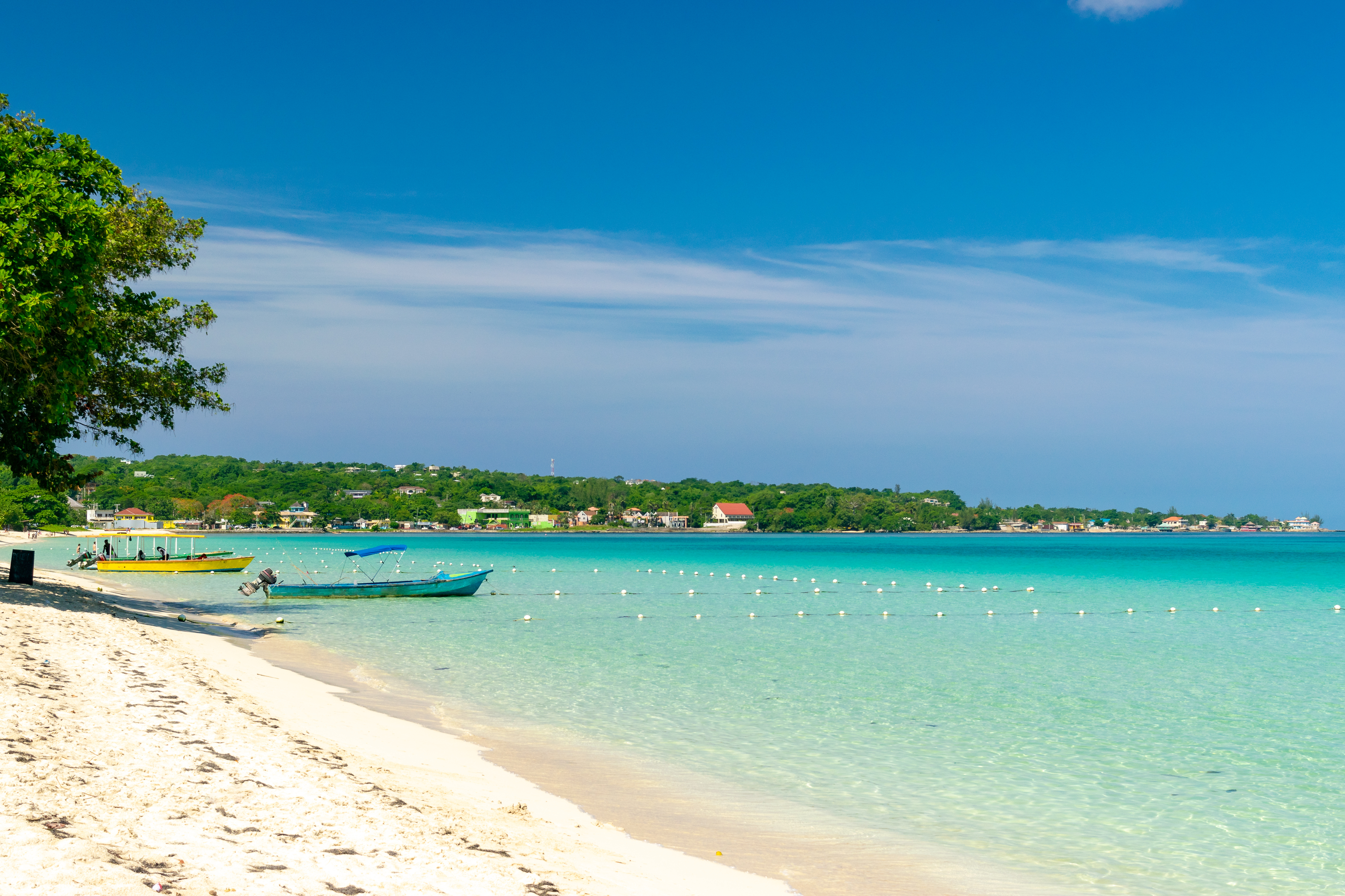 Seven Mile Beach es el espectáculo de las Islas Caimán con casi 11 kilómetros de arena fina de coral ininterrumpida, agua turquesa cálida y hileras de palmeras que se mecen suavemente. Seven Mile también tienta a los visitantes con sus lujosas villas frente a la playa, deliciosos restaurantes gourmet y elegantes bares al atardecer. Esta es sin dudas la elección perfecta si lo que se busca es una playa náufraga pero con un toque especial de comodidad y lujo