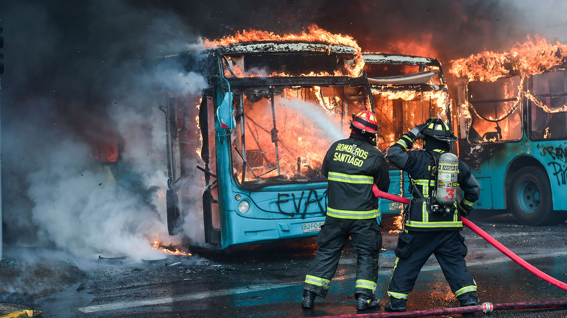 41 de las casi 140 estaciones del Metro de Santiago y 16 autobuses urbanos fueron quemados o siniestrados.