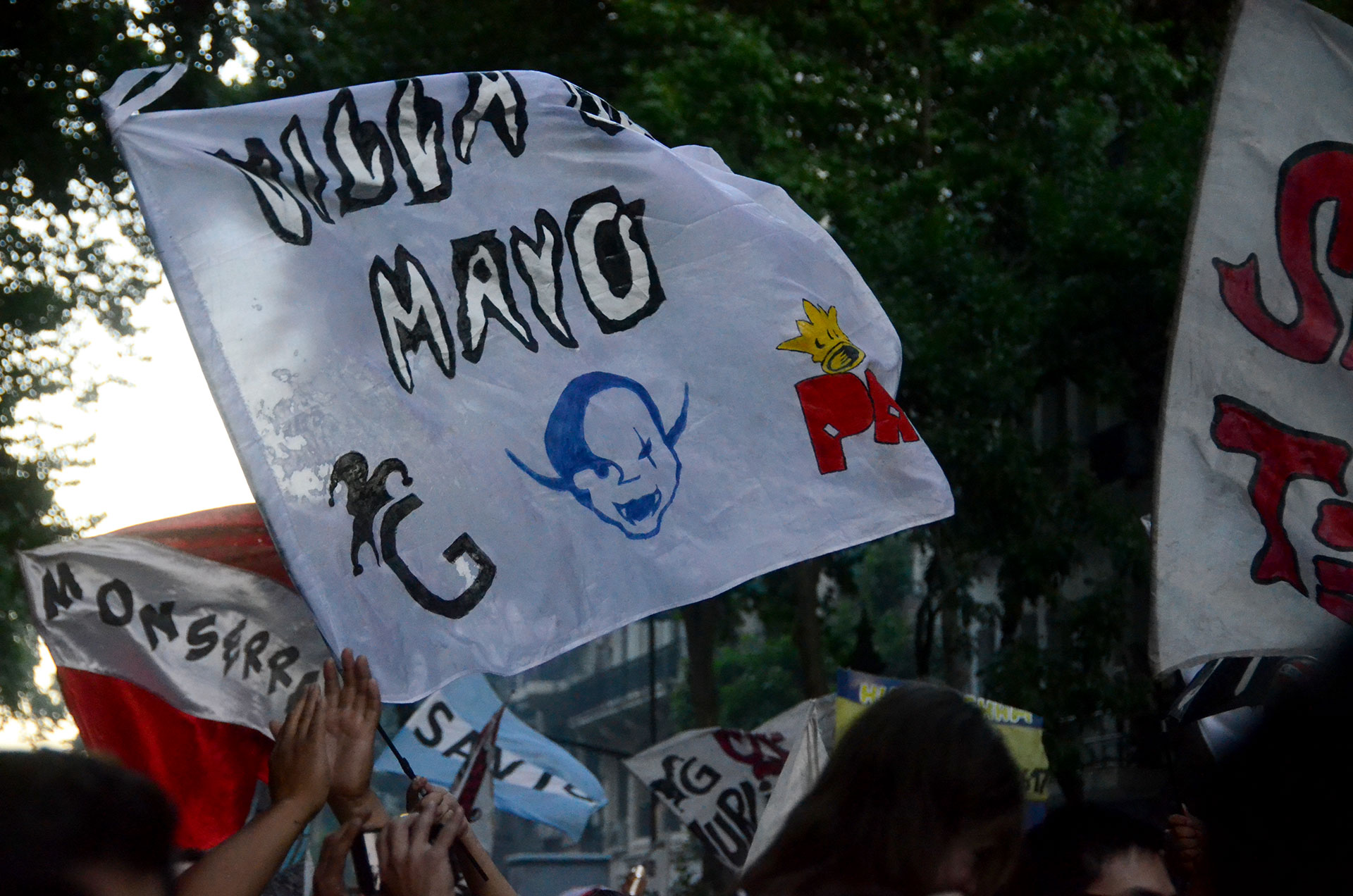 Como lo anticipa su nombre, el camión realiza dos kilómetros desde el punto de partida y el de llegada con la presencia de bandas de rock en el escenario