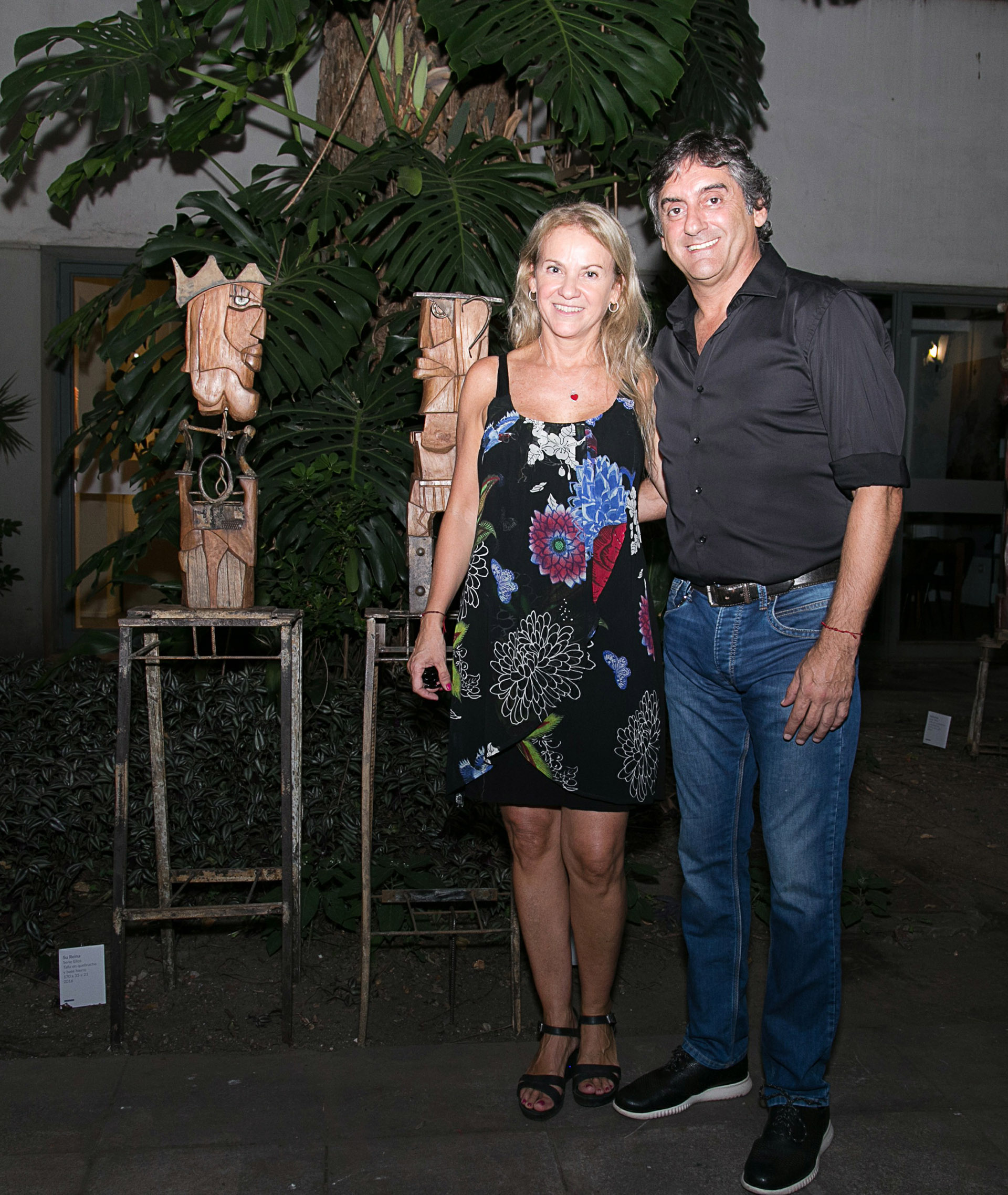 La escultora Carmela Blanco y su pareja, Enzo Francescoli, en la presentación de la muestra