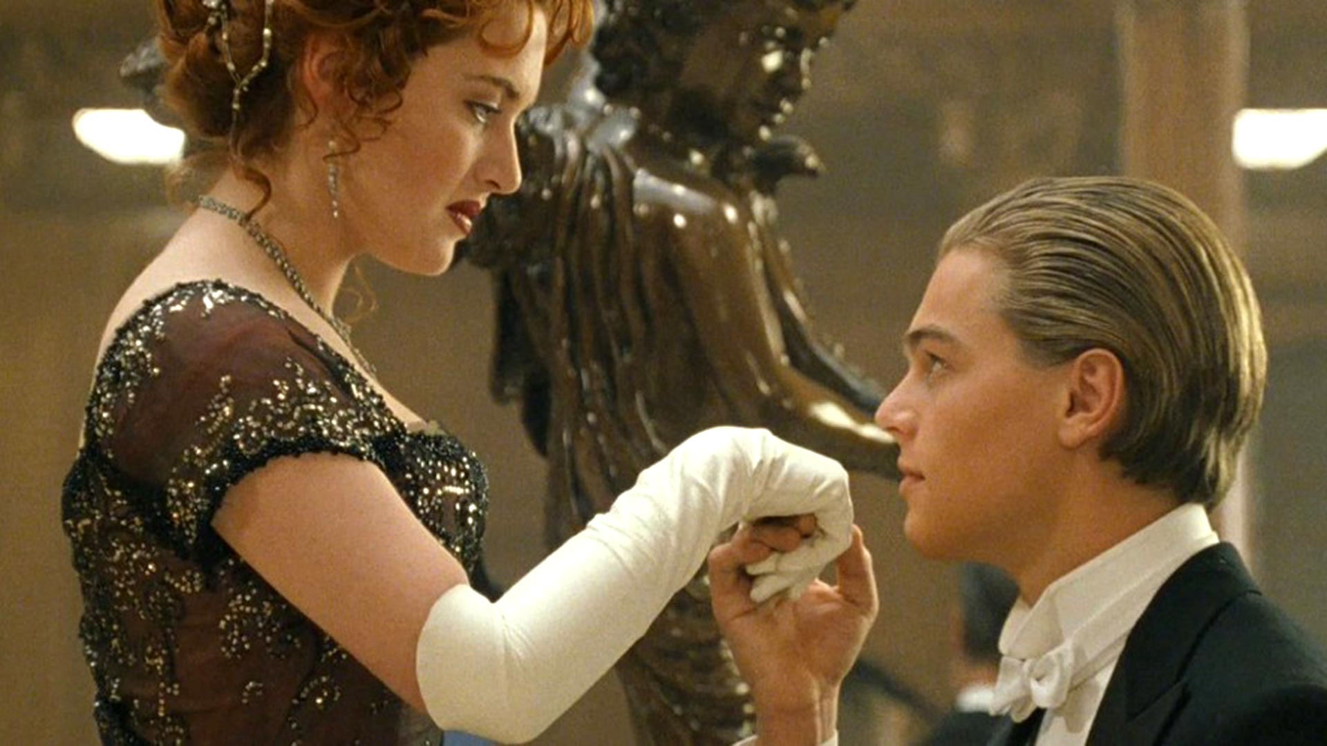 Kate Winslet y Leonardo DiCaprio como Rose y Jack en Titanic