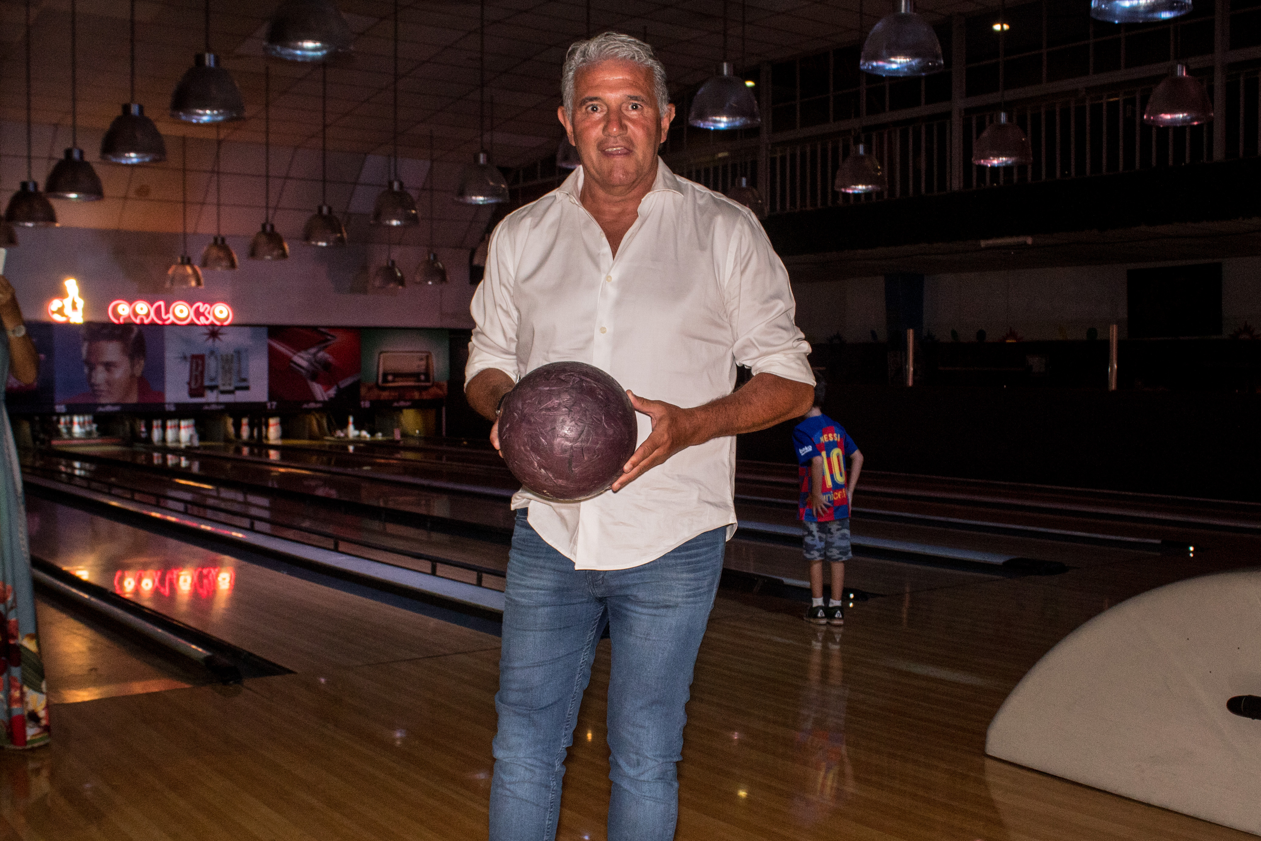 El ex futbolista, Jorge Burruchaga, participó del festejo y jugó el torneo de bowling