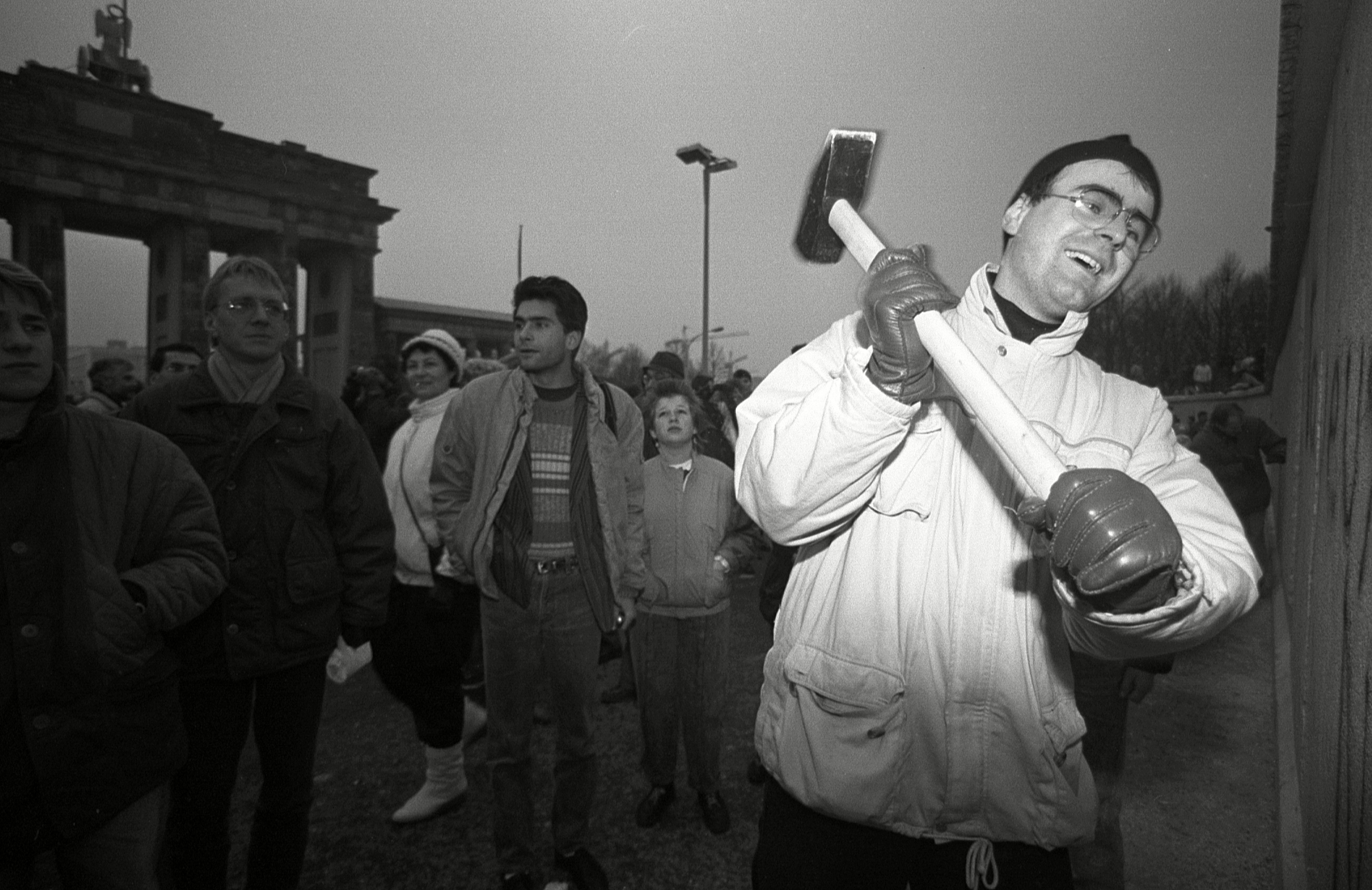 Muchas personas llegaron con picos y martillos para ayudar a su modo a tirar abajo el muro (y llevarse una porción de recuerdo)