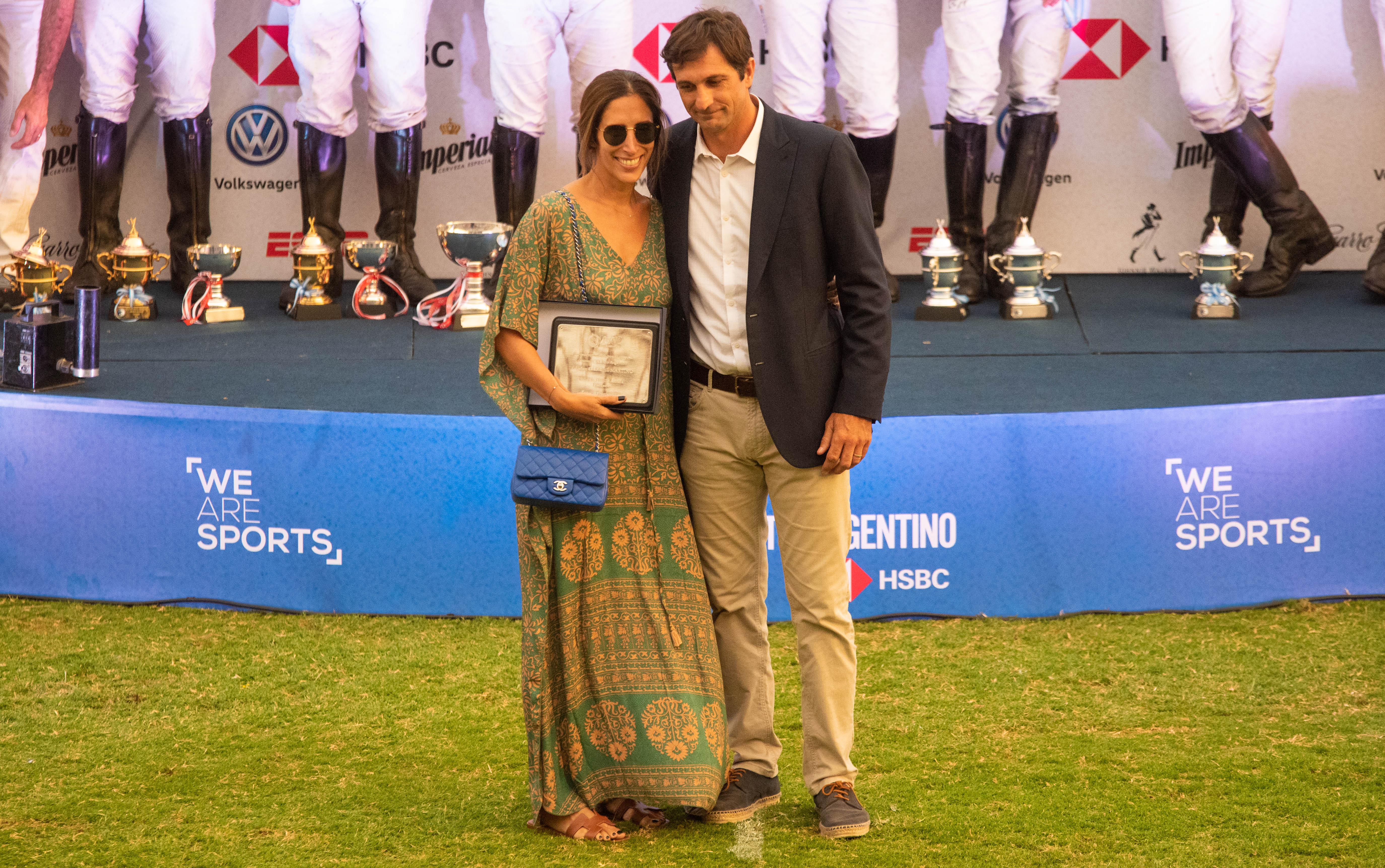 El presidente de la Asociación Argentina de Polo, Eduardo Novillo Astrada, junto a Florencia Perotti, quien recibió una distinción en representación de su marido, Gabriel Martino -quien actualmente vive en Londres- tras dejar su cargo como presidente de HSBC Argentina y asumir como Group General Manager de HSBC