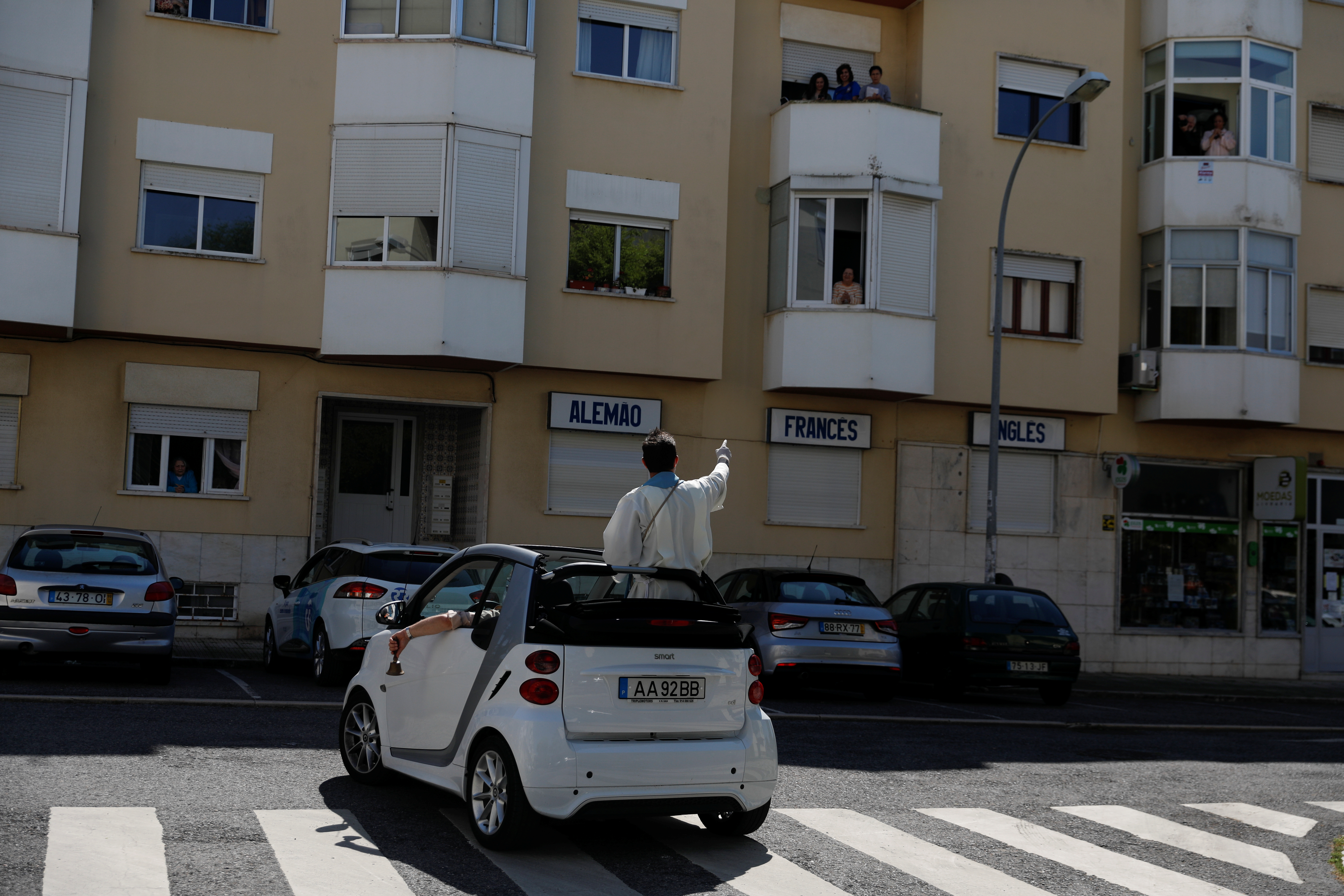 PORTUGAL - El padre Nuno Westwood eligió una particular forma de llegar a los feligreses. Lo hizo desde un pequeño auto concept car en el que fue bendiciendo por las calles a los creyentes