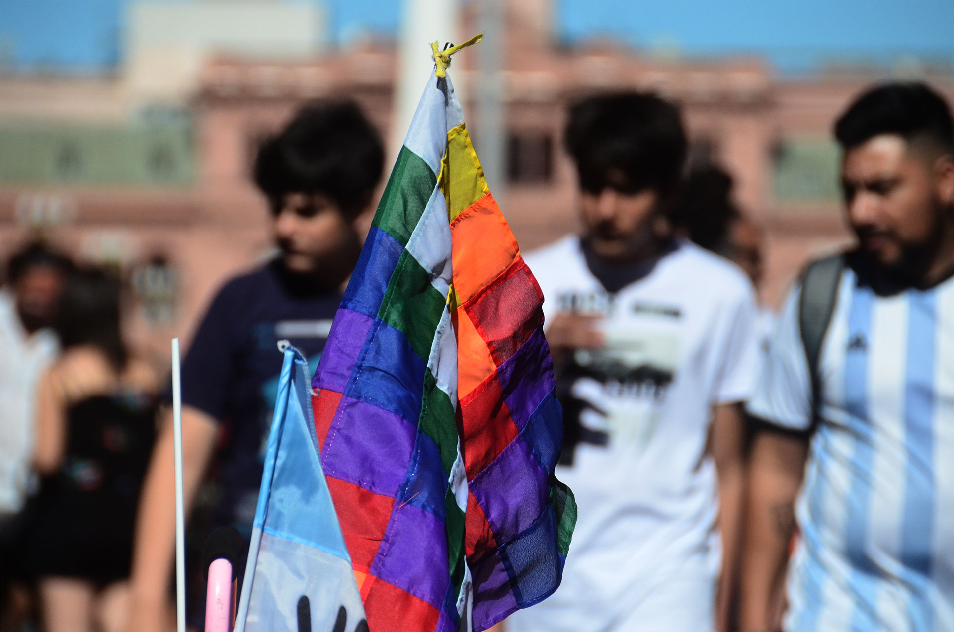 La Plaza de mayo se colmó de personas que buscaron contribuir a una causa noble, vivir una tarde de rock junto a las bandas de manera gratuita