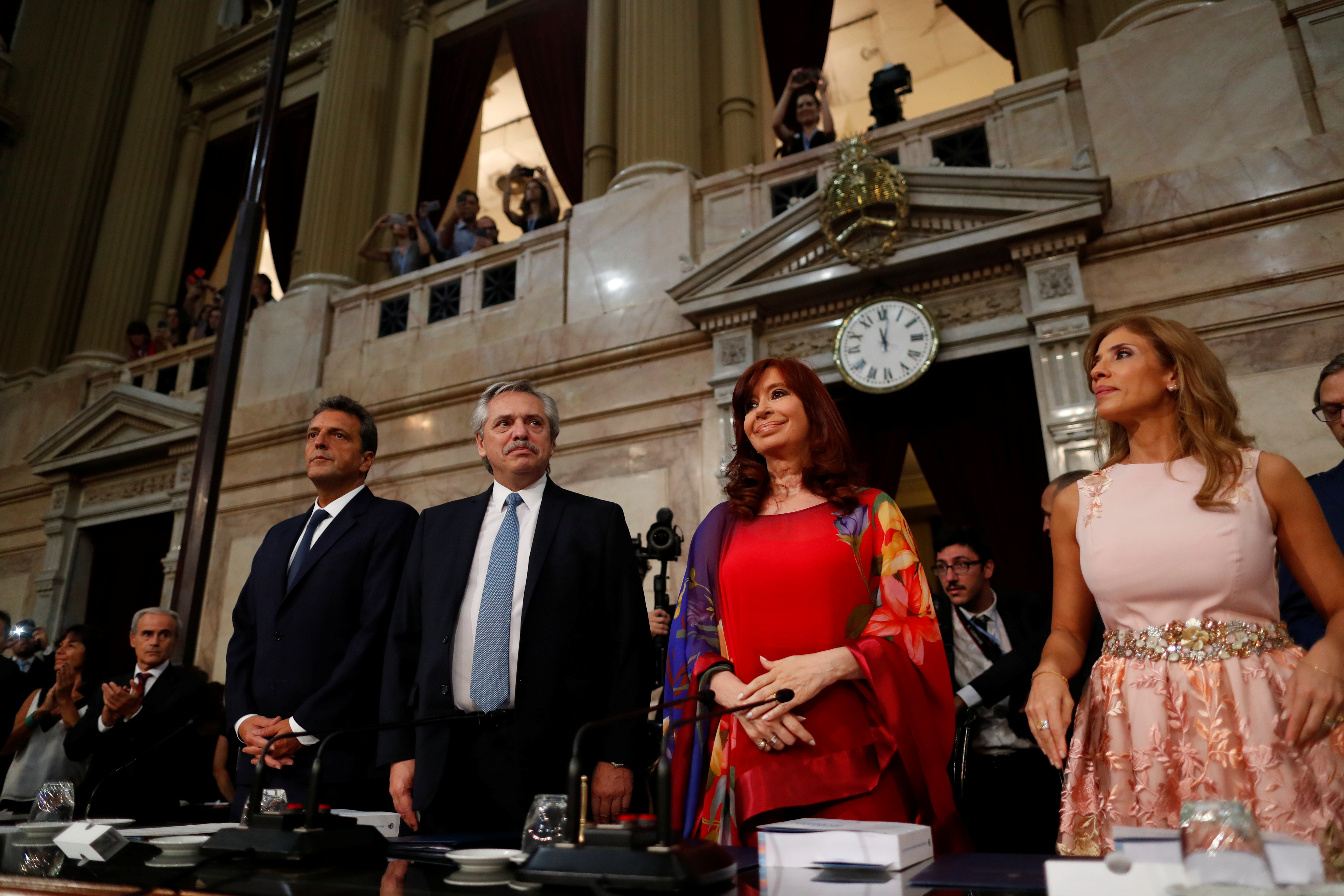 La vicepresidenta Cristina Kirchner sentada al lado de Alberto Fernández, REUTERS/Agustin Marcarian