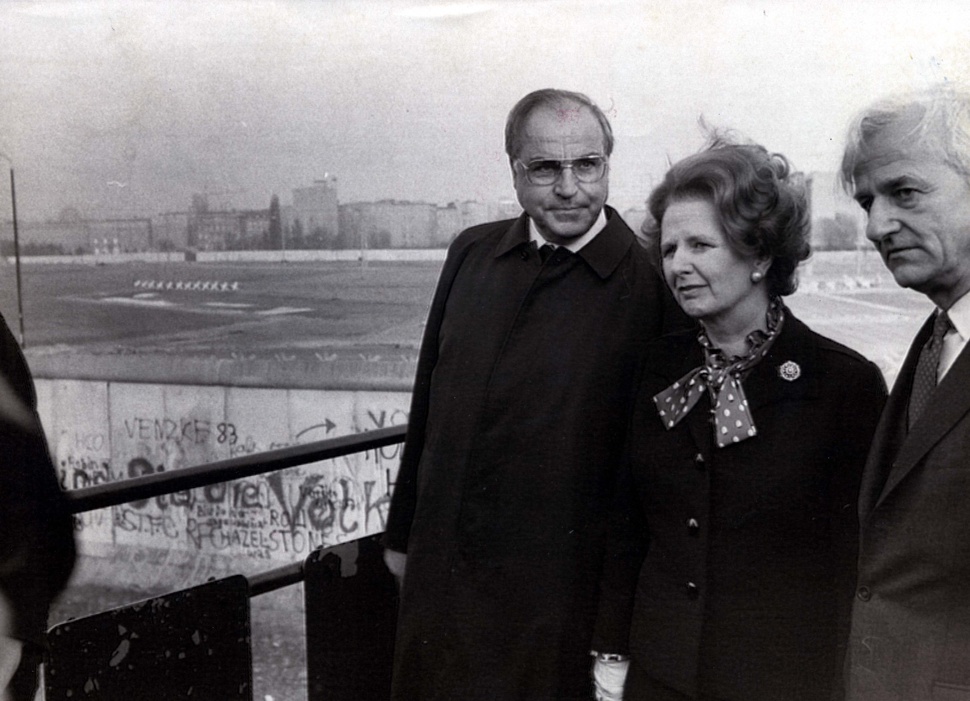 La premier bitánica Margaret Thatcher junto al Muro de Berlín en 1982.
