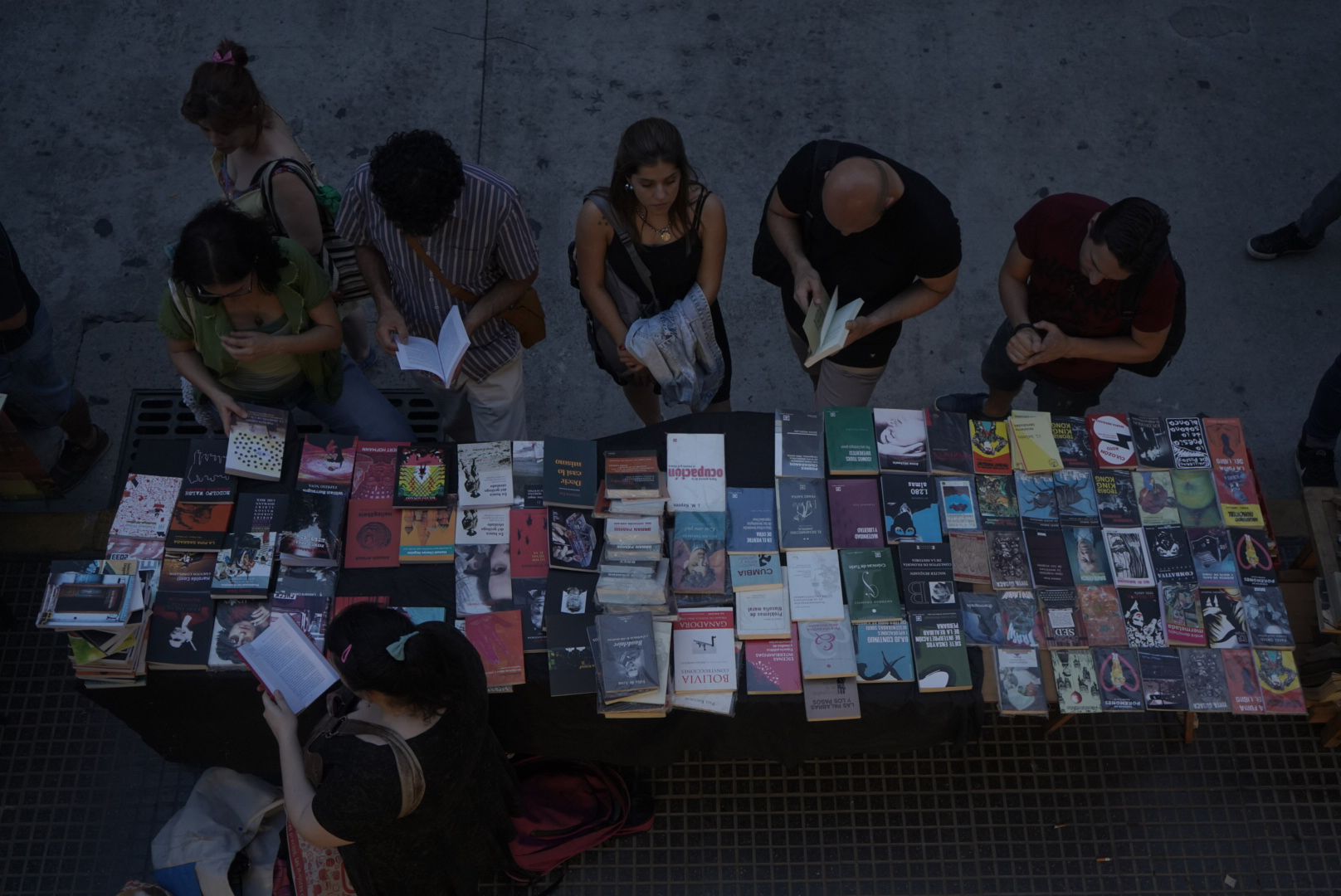 Miles de personas recorrieron los locales a la calle en busca de ofertas.