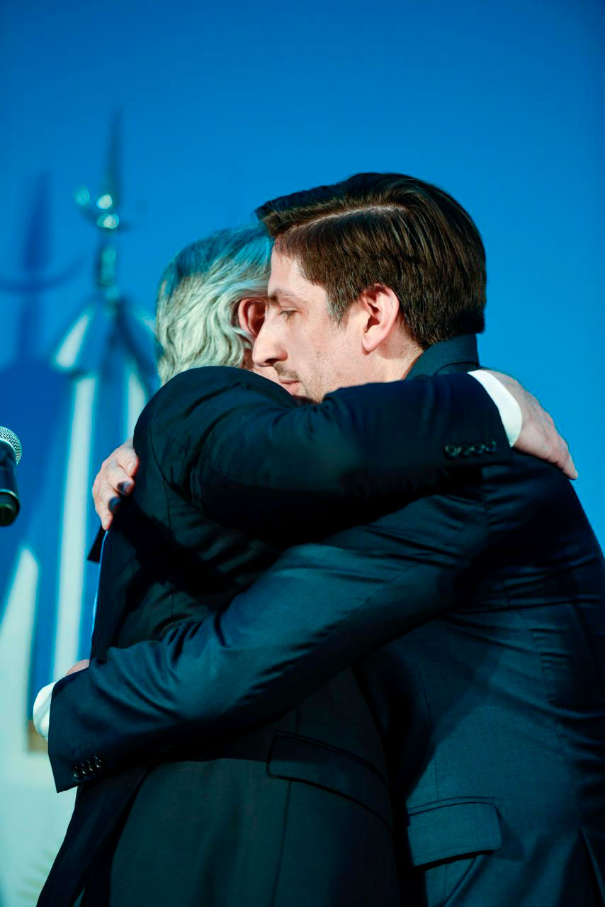 Alberto Fernández se abraza con el ministro de Educación Nicolás Trotta