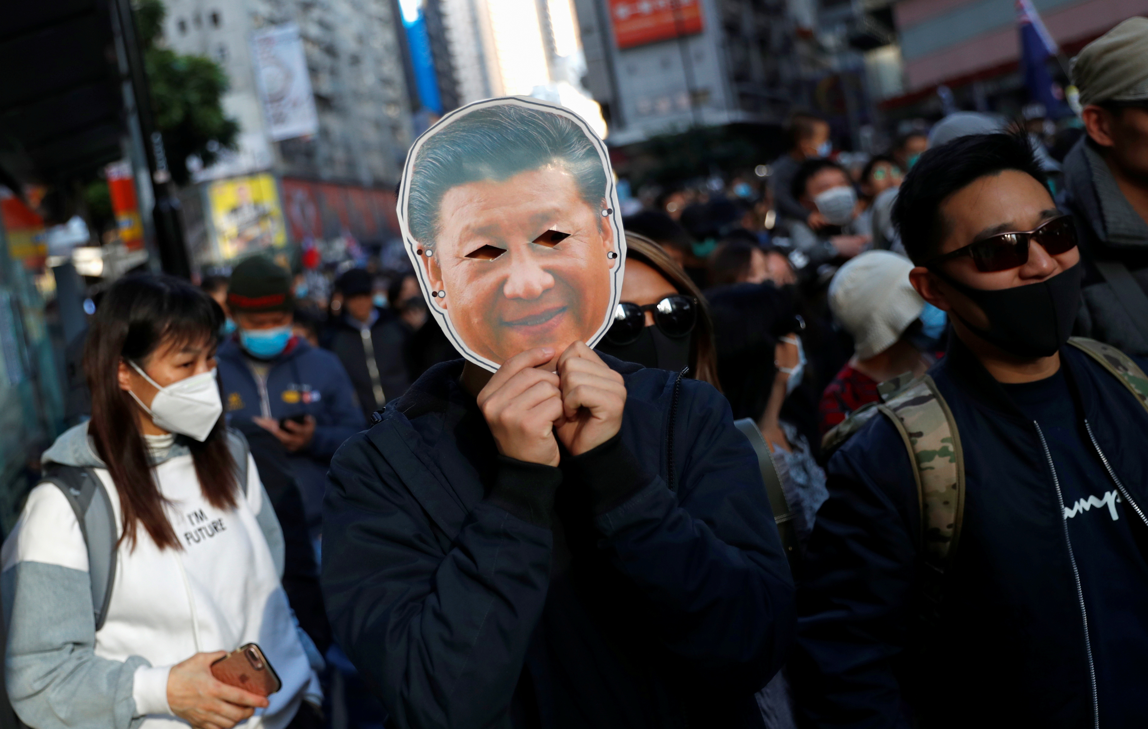 Un manifestante sostiene una máscara con la cara del presidente de China, Xi Jinping, mientras asiste a la marcha del Día de los Derechos Humanos en Hong Kong. REUTERS / Danish Siddiqui