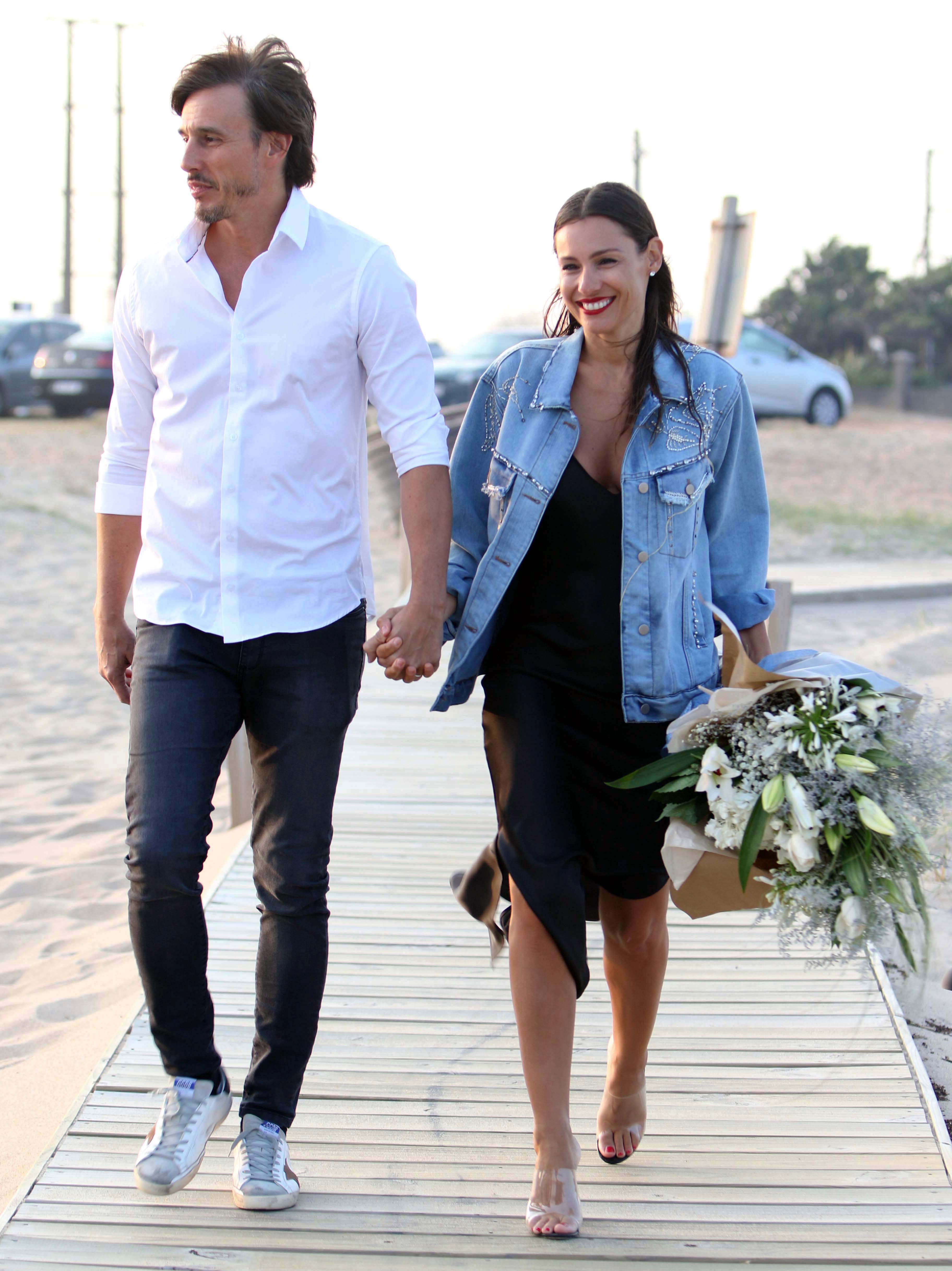 Pampita y uno de los tantos regalos que recibió: un enorme ramo de flores