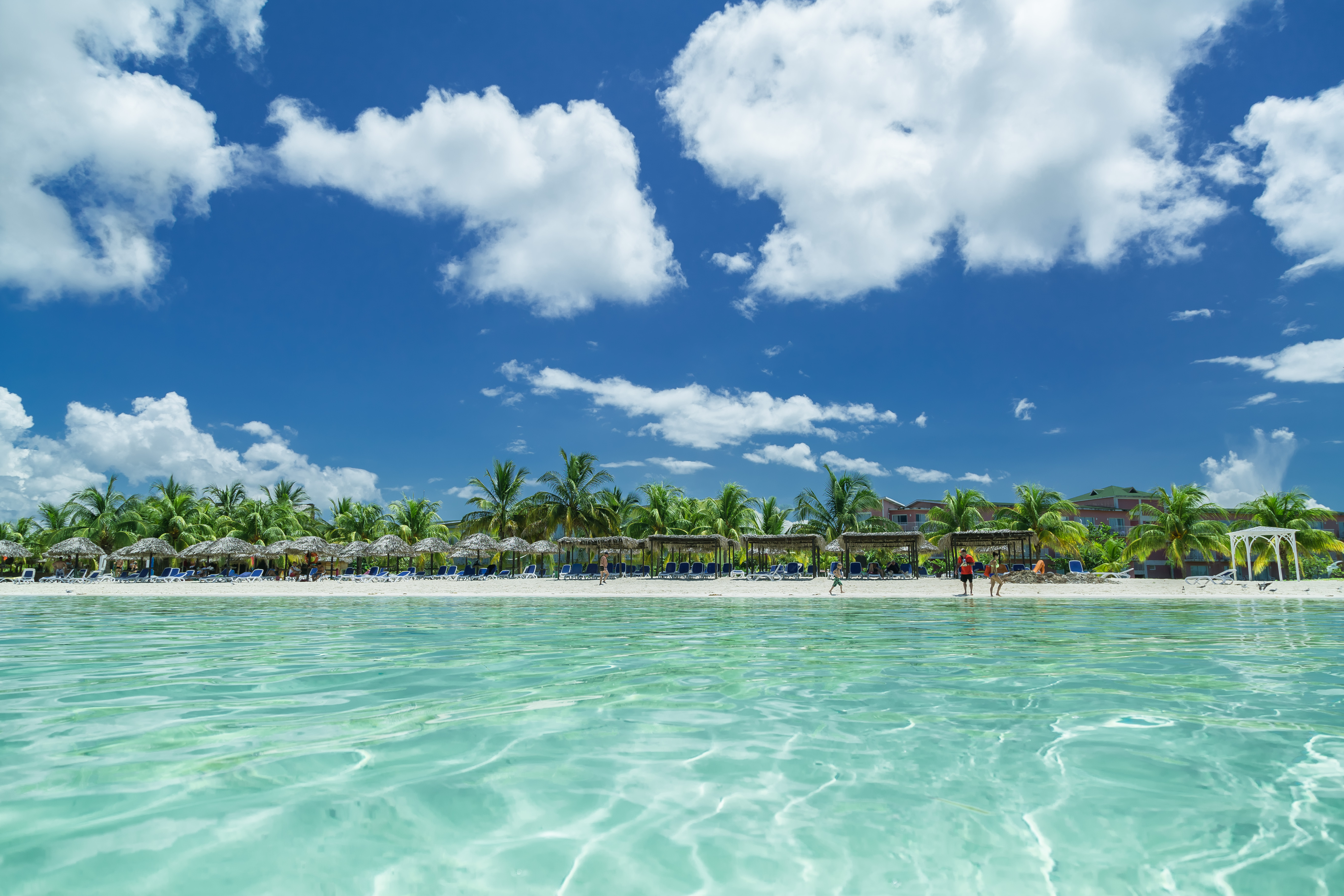 Cayo Coco es una isla tropical de la cadena Jardines del Rey, de la región central de Cuba. Es conocida por sus playas de arena blanca y los arrecifes de coral; y por su costa norte donde se afincan los balnearios all inclusive