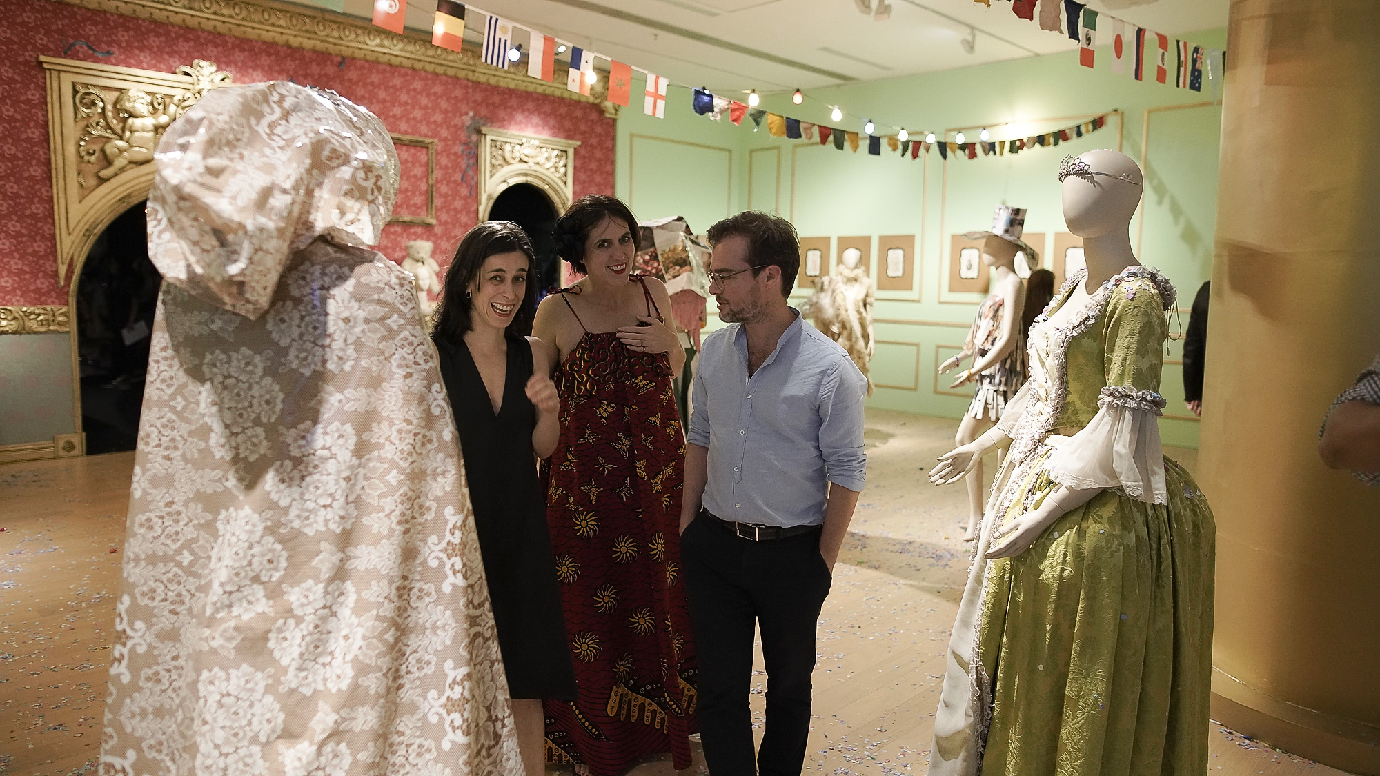 Victoria Noorthoorn, directora del Museo, expresó: “Es una inmensa alegría y un honor para el Museo Moderno celebrar la genialidad de un artista de la talla de Sergio De Loof, quien merece llamar la atención del mundo dada su infinita creatividad, su talento para ampliar la noción de arte, su invitación a la inclusión, la diversidad de género y la libertad de expresión. Con su alegría e inventiva transgresora, marcó a toda una generación al moldear tantos espacios sociales y nocturnos de Buenos Aires durante décadas, y produjo sus cientos de desfiles con los más diversos materiales que tuvo a mano, sorprendiendo siempre con su mirada”