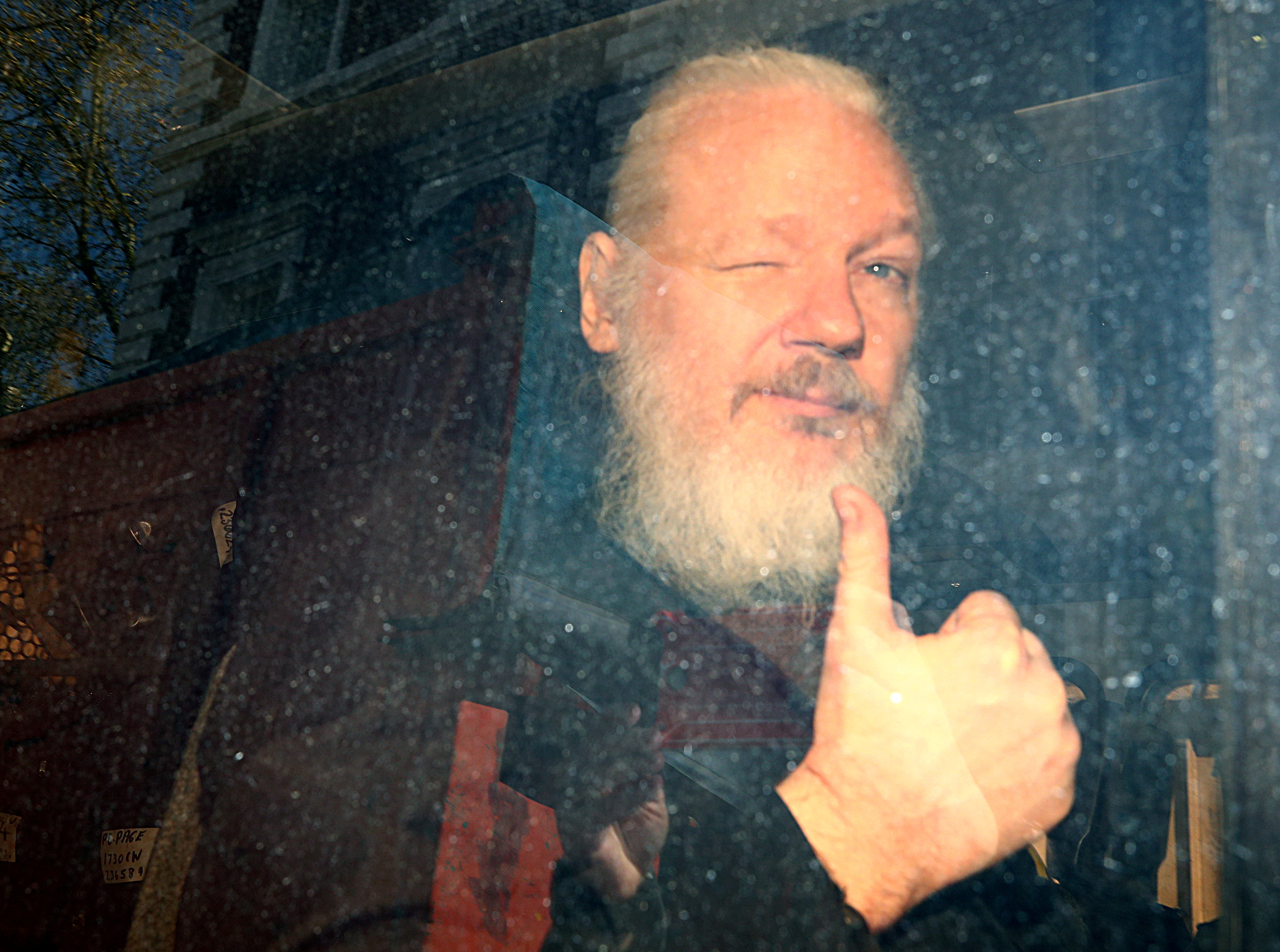 El fundador de WikiLeaks, Julian Assange, llega a la Corte de Westminster, después de haber sido arrestado en Londres el 11 de abril de 2019 (REUTERS/Hannah McKay)