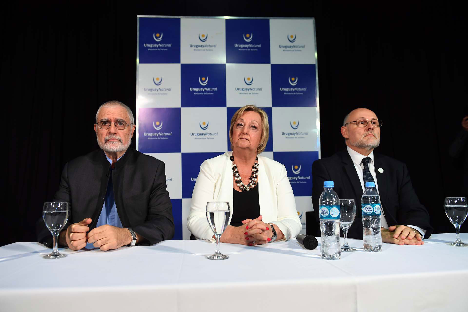 La ministra Kechichian adelantó que mantienen el compromiso de brindar más beneficios, que vuelvan más conveniente y accesible la estadía del turista en Uruguay. “Desde el gobierno, estamos haciendo esfuerzos para ayudarlos (a los argentinos) a que vengan a Uruguay”, sostuvo en referencia a los beneficios tributarios que recibirán los turistas que abonen con tarjeta de crédito y débito o dinero electrónico. La funcionaria adelantó que mantienen el compromiso de brindar más beneficios, que vuelvan más conveniente y accesible la estadía del turista en Uruguay. “Desde el gobierno, estamos haciendo esfuerzos para ayudarlos (a los argentinos) a que vengan a Uruguay”, sostuvo, en referencia a los beneficios tributarios que recibirían los turistas que abonen con tarjeta de crédito y débito o dinero electrónico. Kechichian detalló recientemente que se prorrogó hasta el 30 de abril de 2020 la devolución del 22% de IVA en los servicios gastronómicos, catering y alquiler de vehículos sin chofer, mientras que se otorga un descuento del 10,5% en el alquiler de inmuebles, aspectos que permitirán mantener la competitividad en la actividad turística
