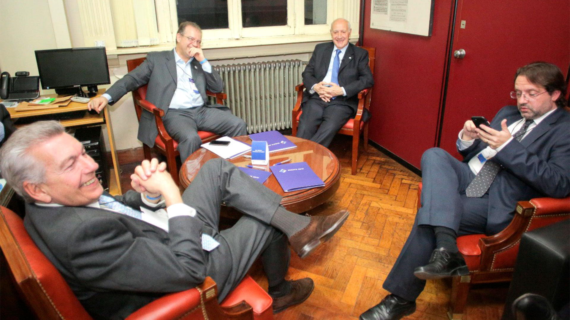 Roberto Lavagna junto a su equipo en la previa del debate