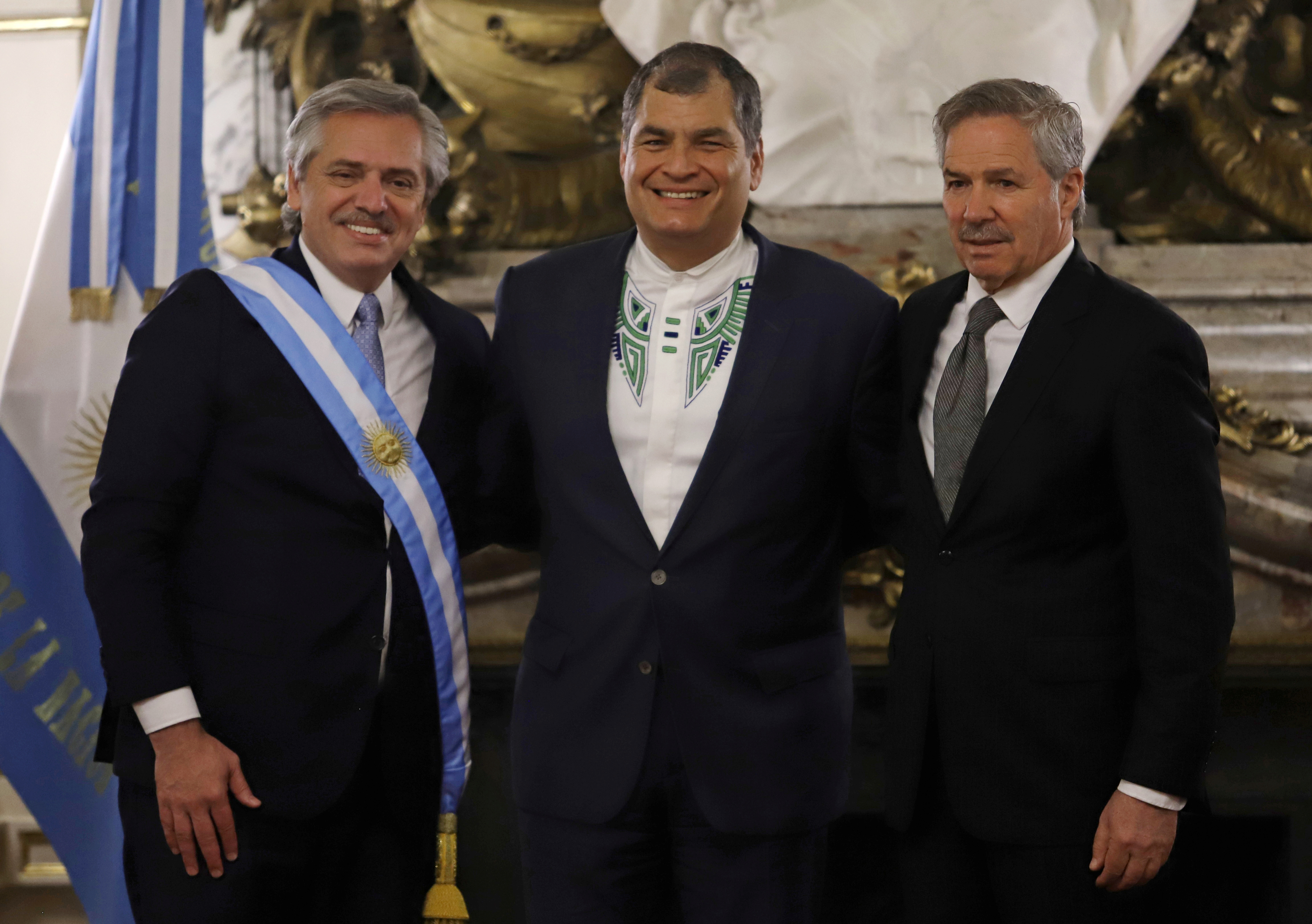 El presidente Alberto Fernández posa junto al ex mandatario de Ecuador Rafael Correa y el canciller Felipe Solá