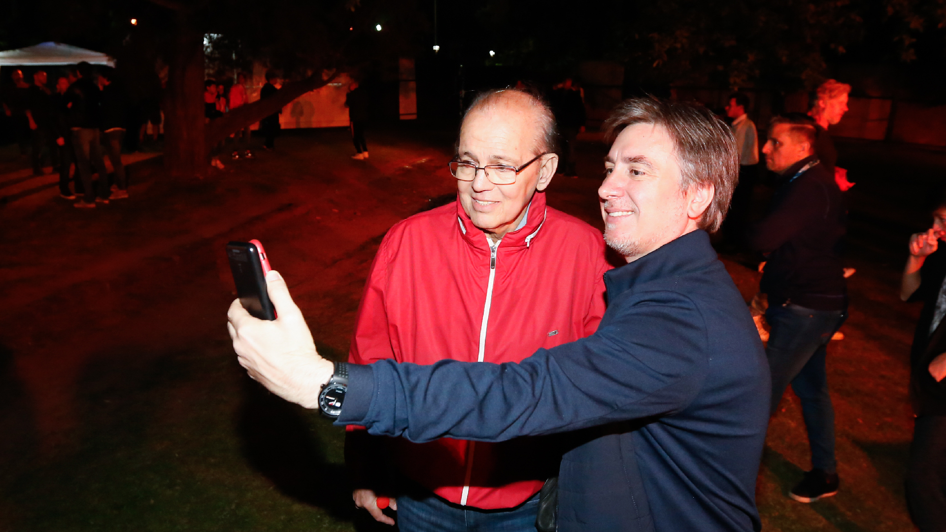 Un fanático le pidió una selfie a Alejandro Sabella, histórico jugador y el entrenador que conquistó la última Copa Libertadores para el club en 2009 (Nicolás Aboaf)