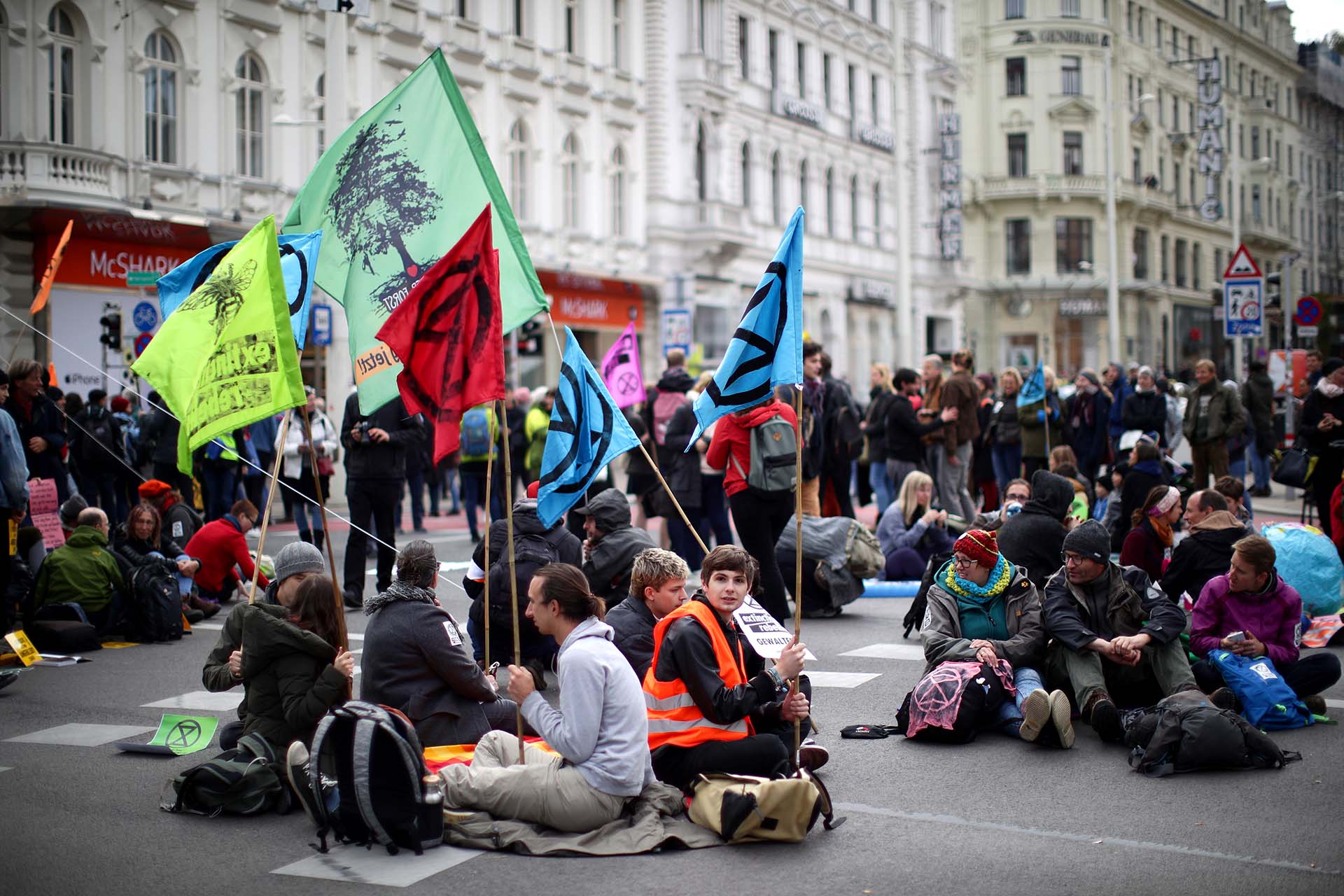 Activistas del cambio climático bloquean un camino durante la protesta de la Rebelión de la Extinción en Viena, Austria, el 7 de octubre de 2019. REUTERS / Lisi Niesner