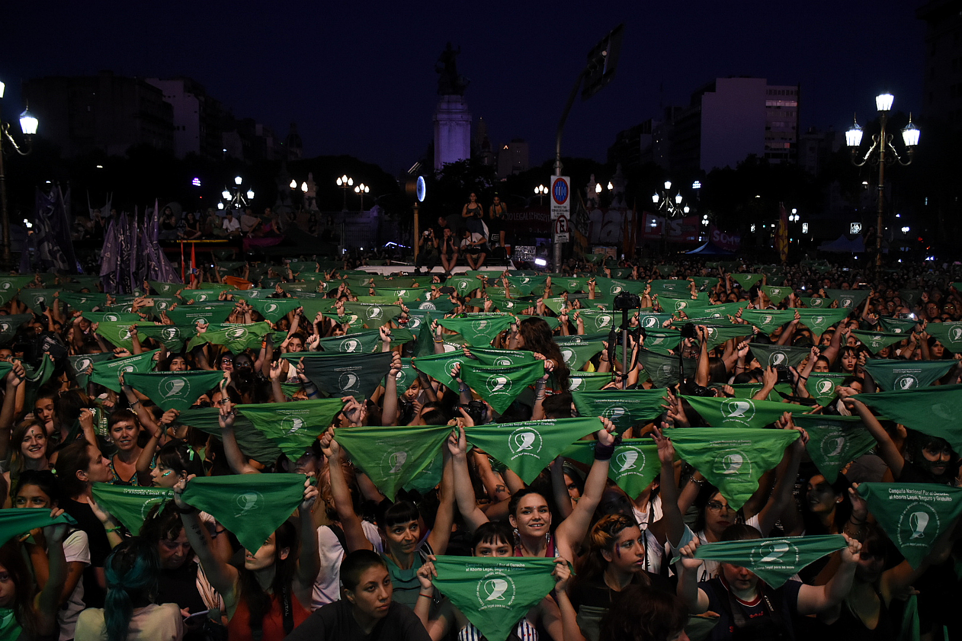 Los pañuelos verdes en alto en el centro de la marcha