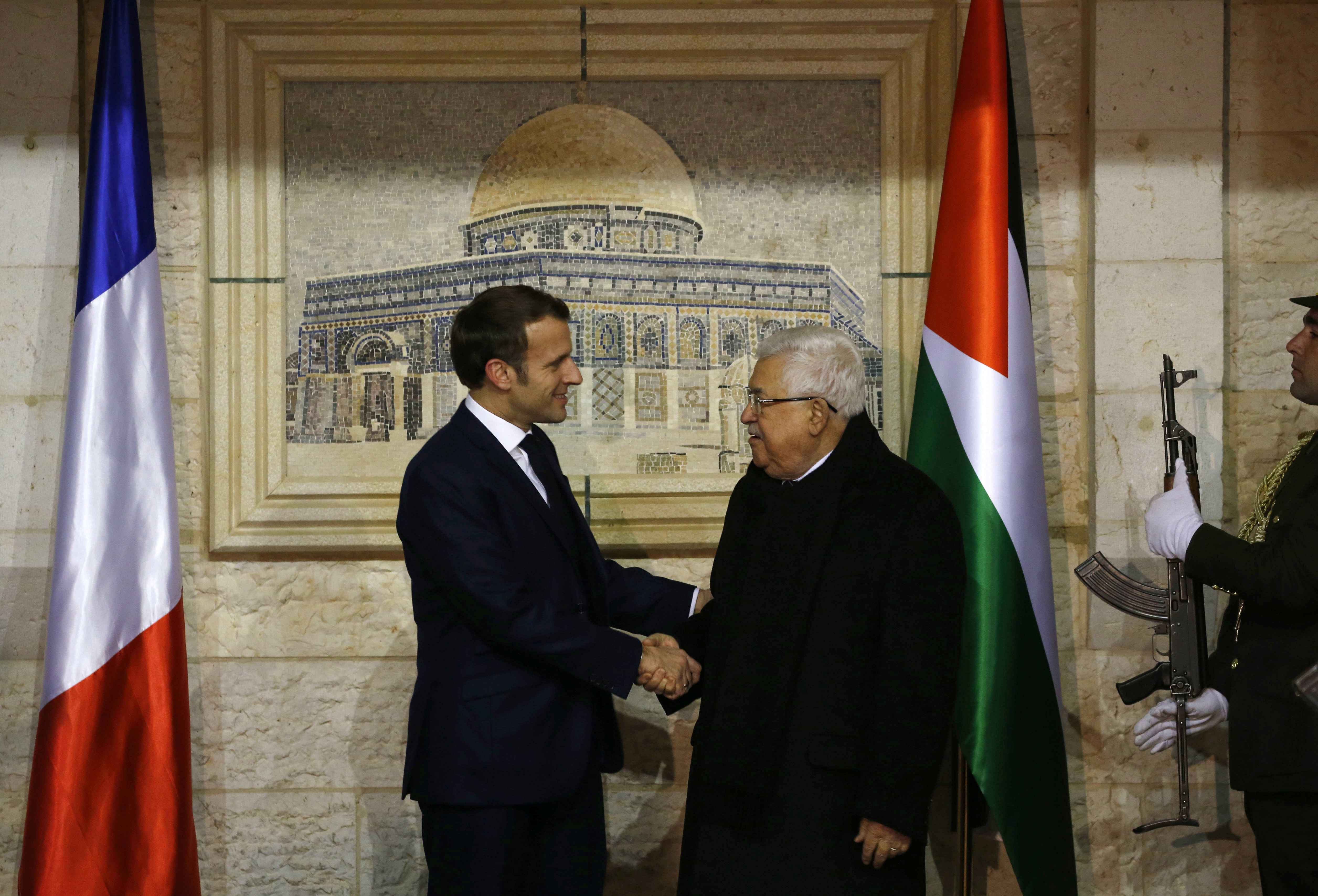 El presidente de la Autoridad Palestina Mahmoud Abbas y el presidente francés Emmanuel Macron en la sede de Ramallah, en Cisjordania (Abbas Momani/Pool via REUTERS)