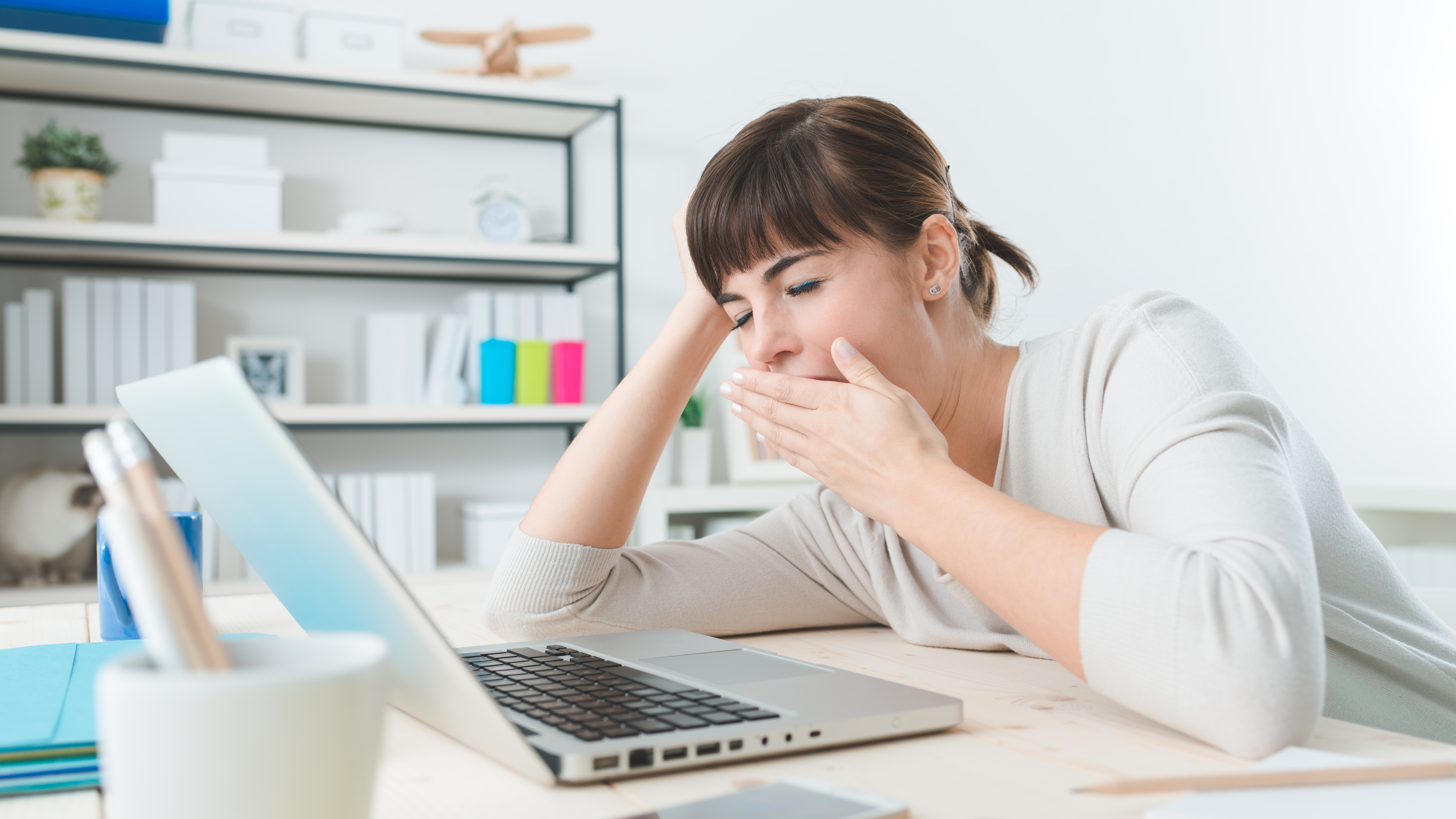Algunos de los signos y síntomas de los trastornos del sueño pueden ser somnolencia diurna excesiva, respiración irregular y aumento del movimiento durante el sueño entre otros (Shutterstock)