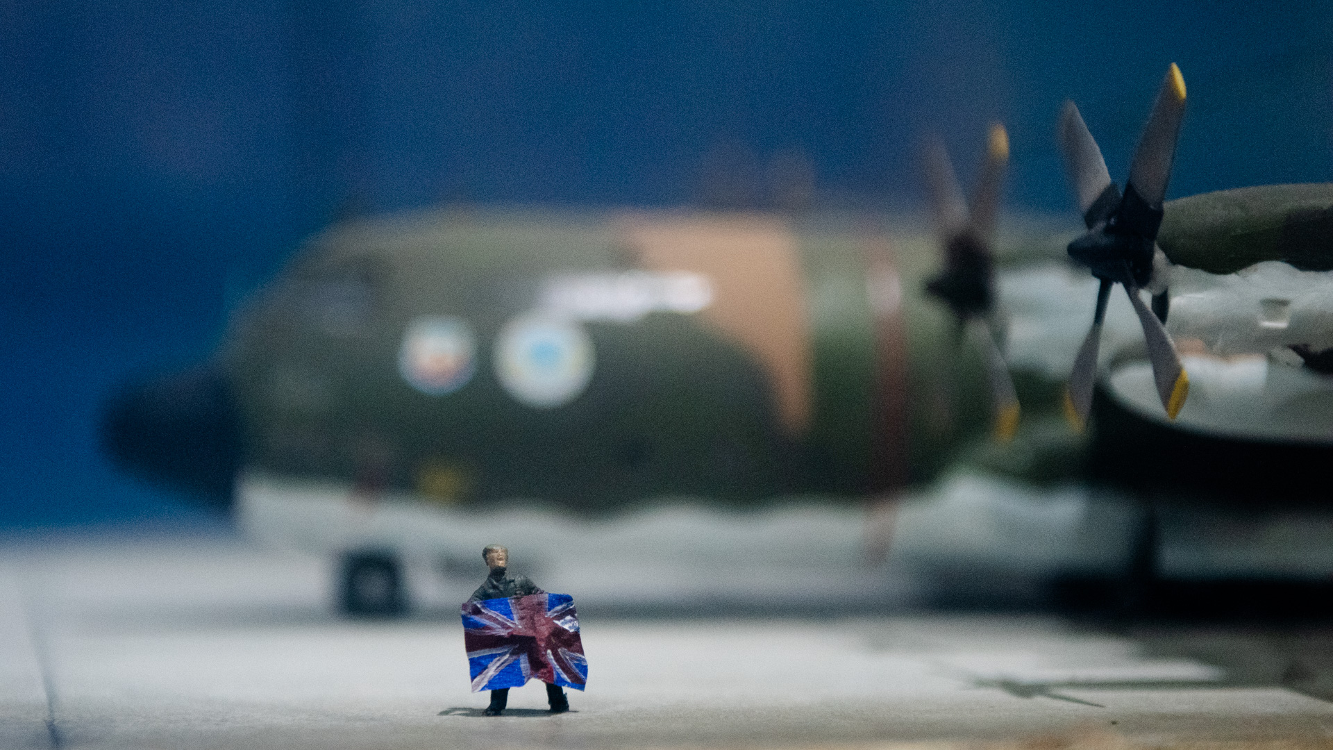 Un soldado sostiene una bandera británica en una de las maquetas