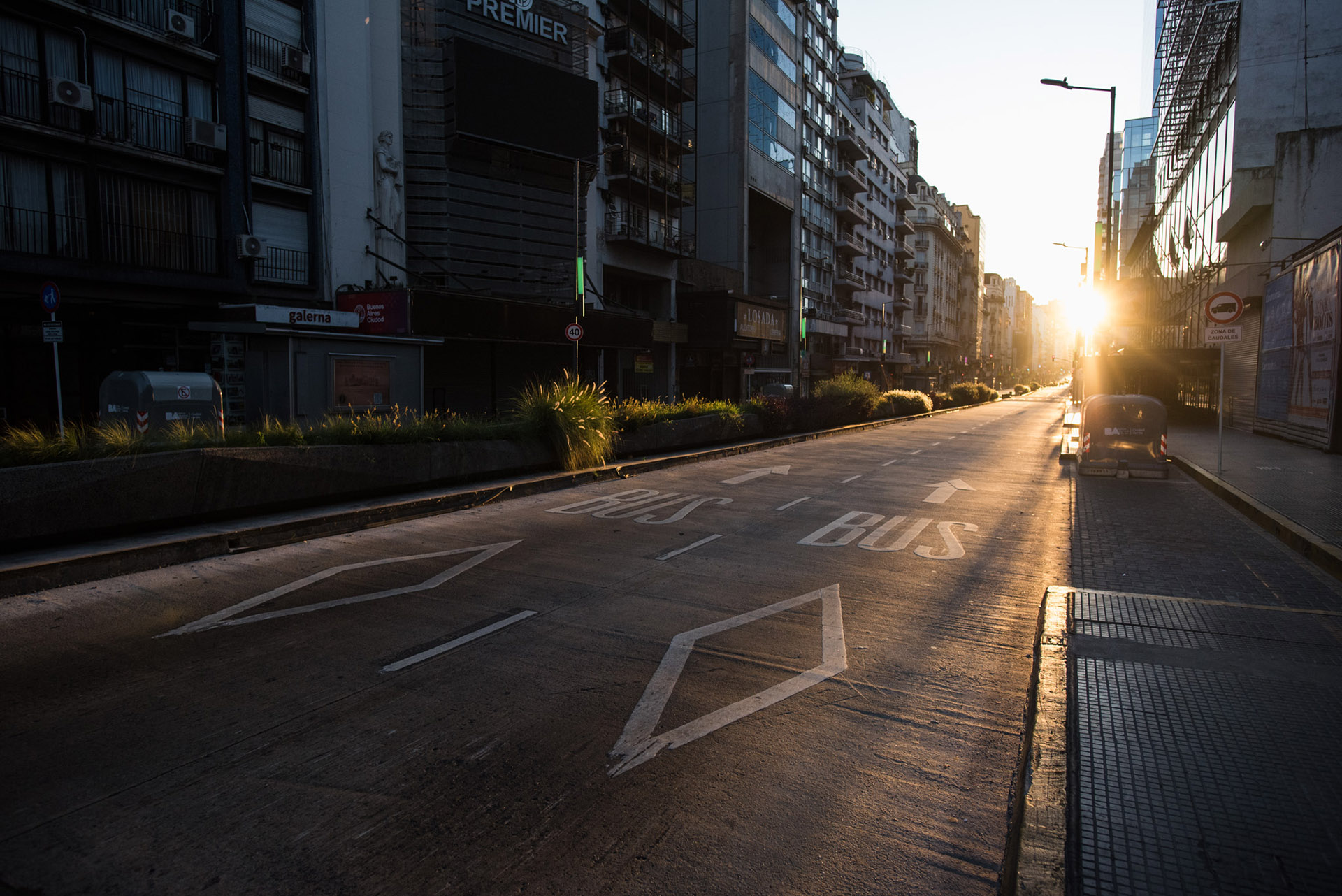 Los carriles del carril exclusivo para colectivos sobre Avenida Corrientes