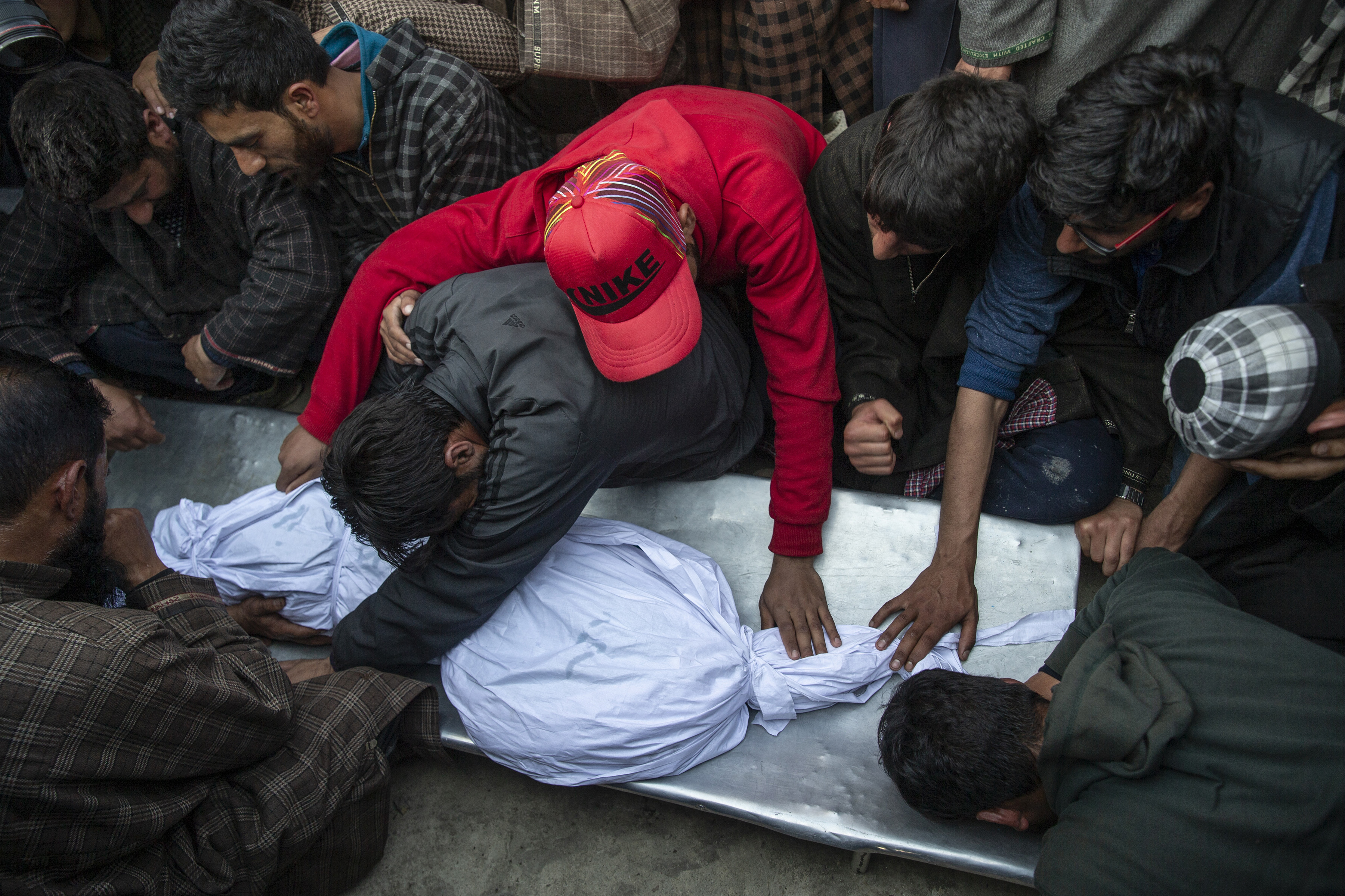 Los aldeanos de Cachemira se lamentan cerca del cuerpo de un niño de 11 años, Aatif Mir, durante su procesión fúnebre en la aldea de Hajin, al norte de Srinagar, controlada por los indios Cachemira, el 22 de marzo de 2019. (Foto AP / Dar Yasin)