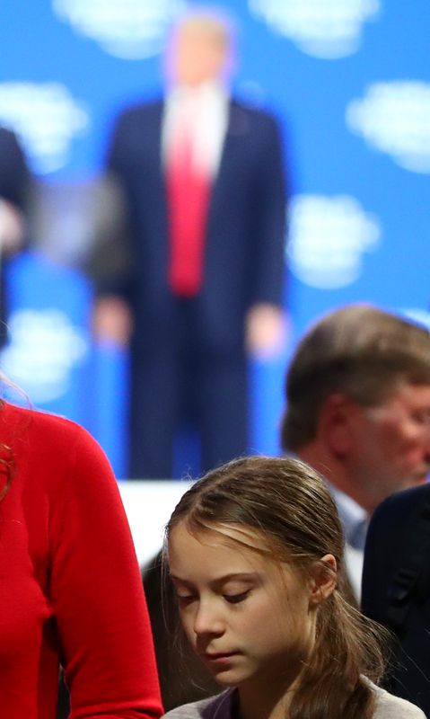 La activista sueca Greta Thunberg deja una sala de conferencias después del discurso del presidente de Estados Unidos, Donald Trump, en la reunión anual del 50º Foro Económico Mundial (WEF 2020) en Davos, Suiza. 21 de enero de 2020. REUTERS/Denis Balibouse