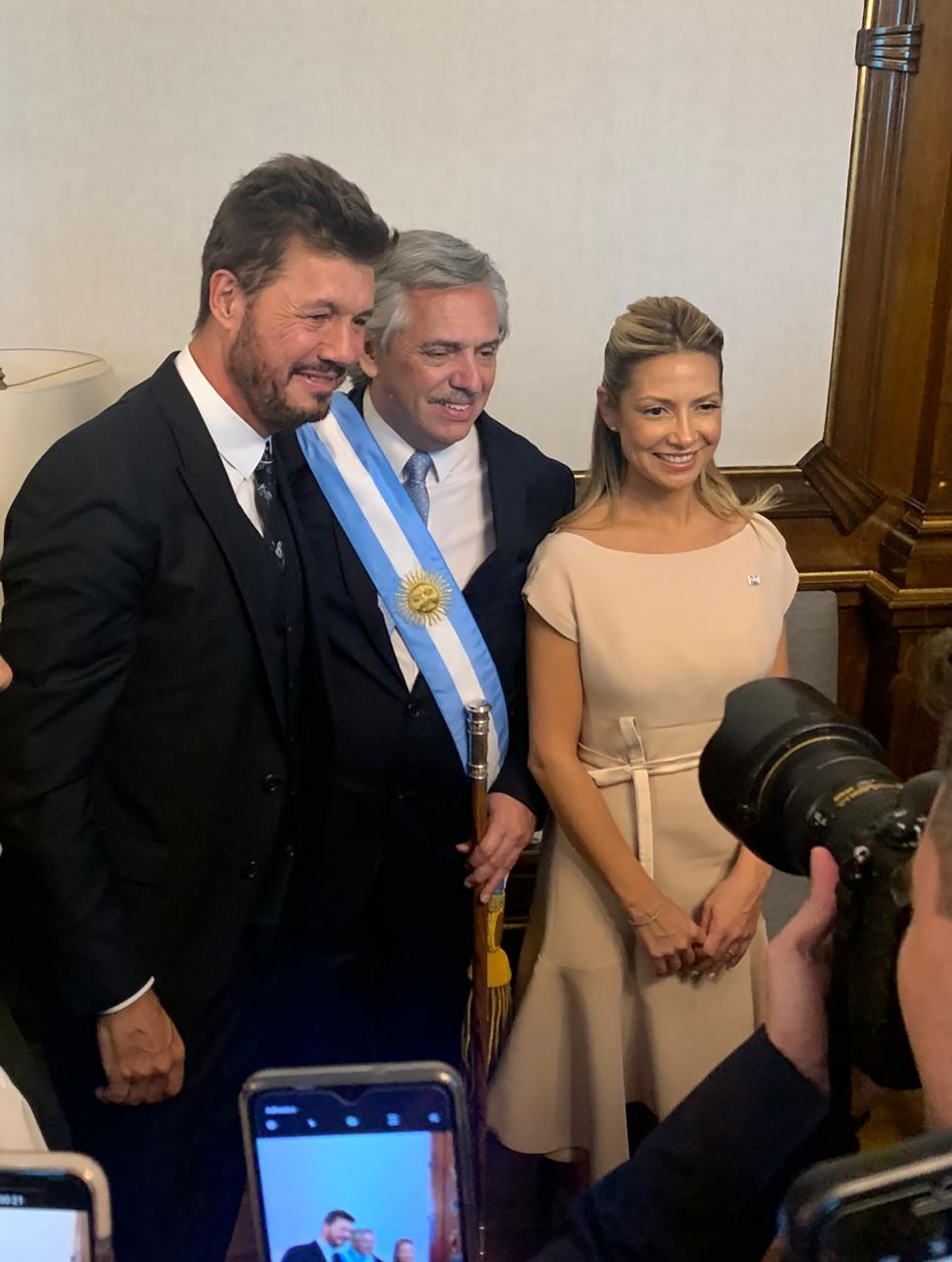 El presidente Alberto Fernández, junto al conductor Marcelo Tinelli y a la primera dama Fabiola Yáñez en su despacho de la Casa Rosada