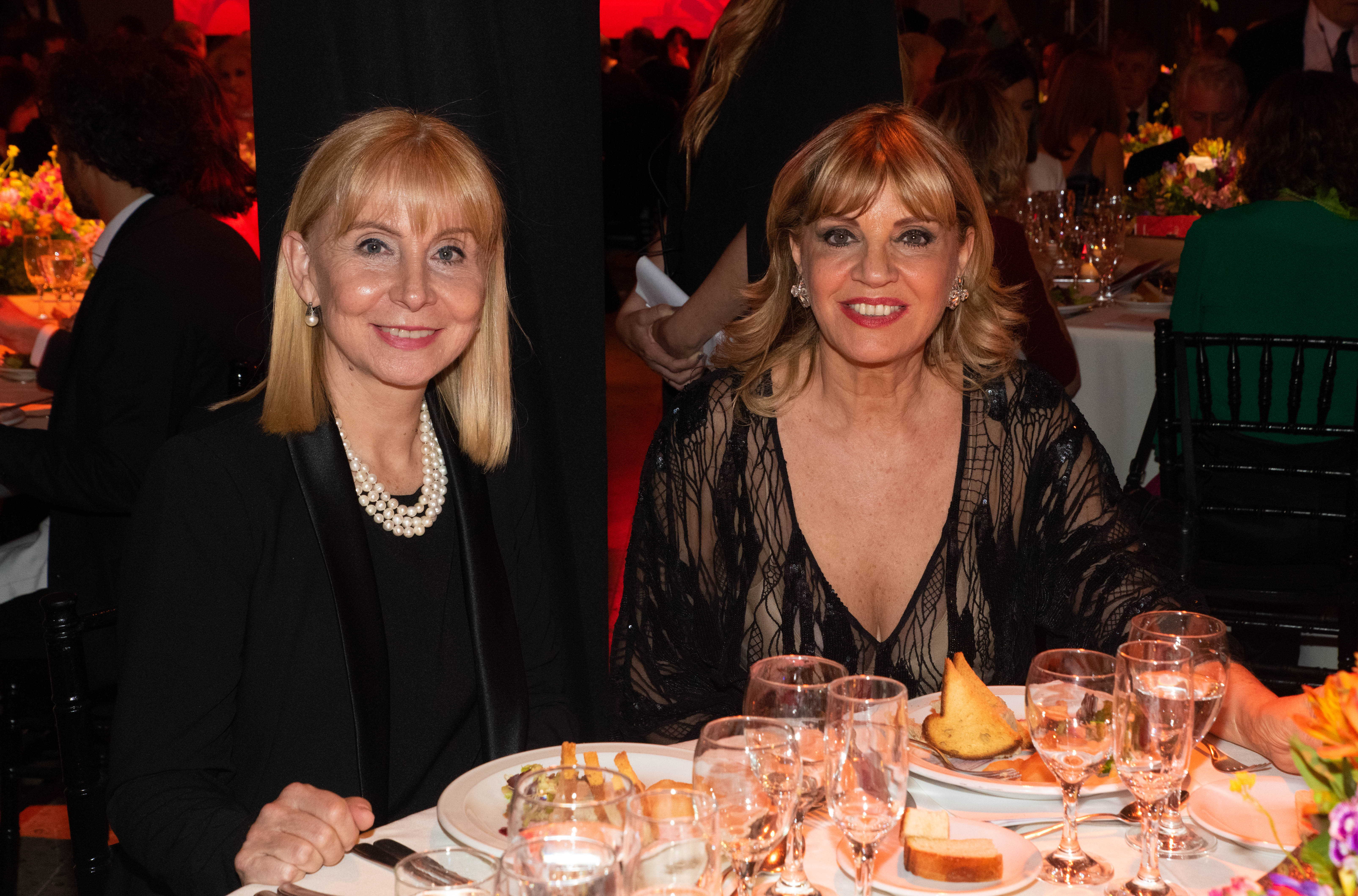 La directora general del Teatro Colón, María Victoria Alcaraz, junto a Teté Coustarot