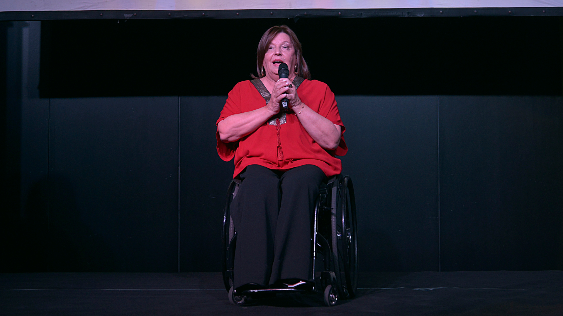 La presidente de CILSA, Silvia Carranza, durante su discurso en la cena anual solidaria. Se trata de una ONG cuyo objetivo es promover la inclusión plena de personas provenientes de sectores marginados de la sociedad como niños, niñas y adolescentes en situación de vulnerabilidad social y personas con discapacidad