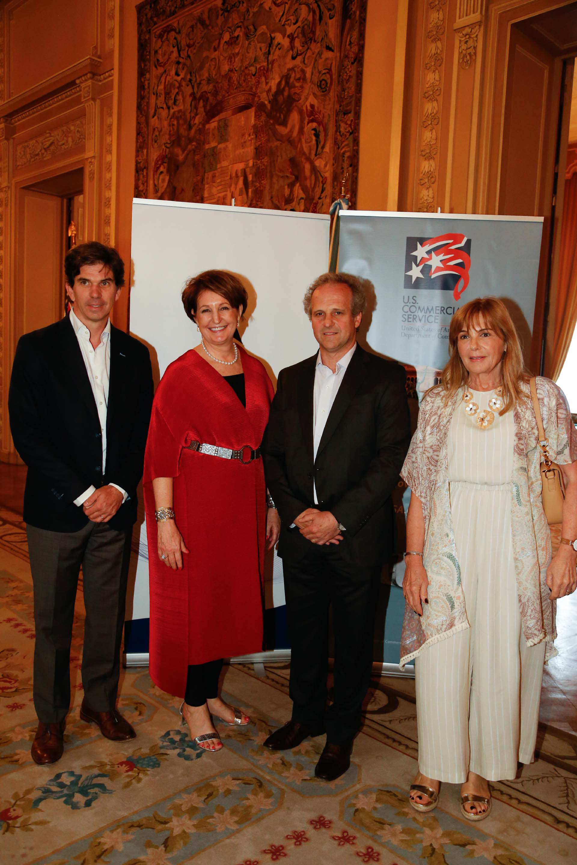 MaryKay Carlson y Roberto Alexander reciben a los representantes de la empresa Johnson & Johnson