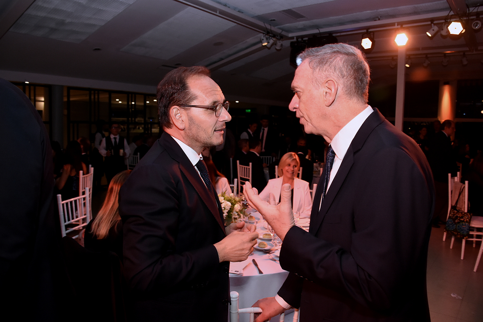 El embajador italiano Giuseppe Manzo junto al periodista Marcelo Bonelli