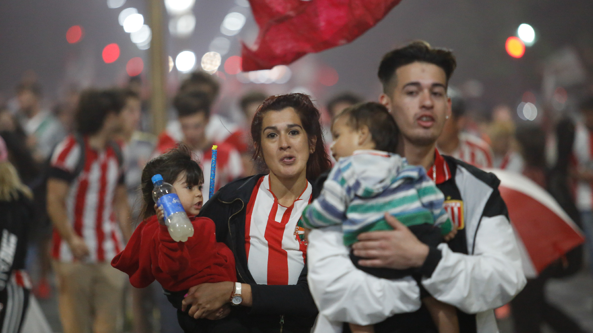 La familia de Estudiantes participó de la vigilia al nuevo estadio (Nicolás Aboaf)