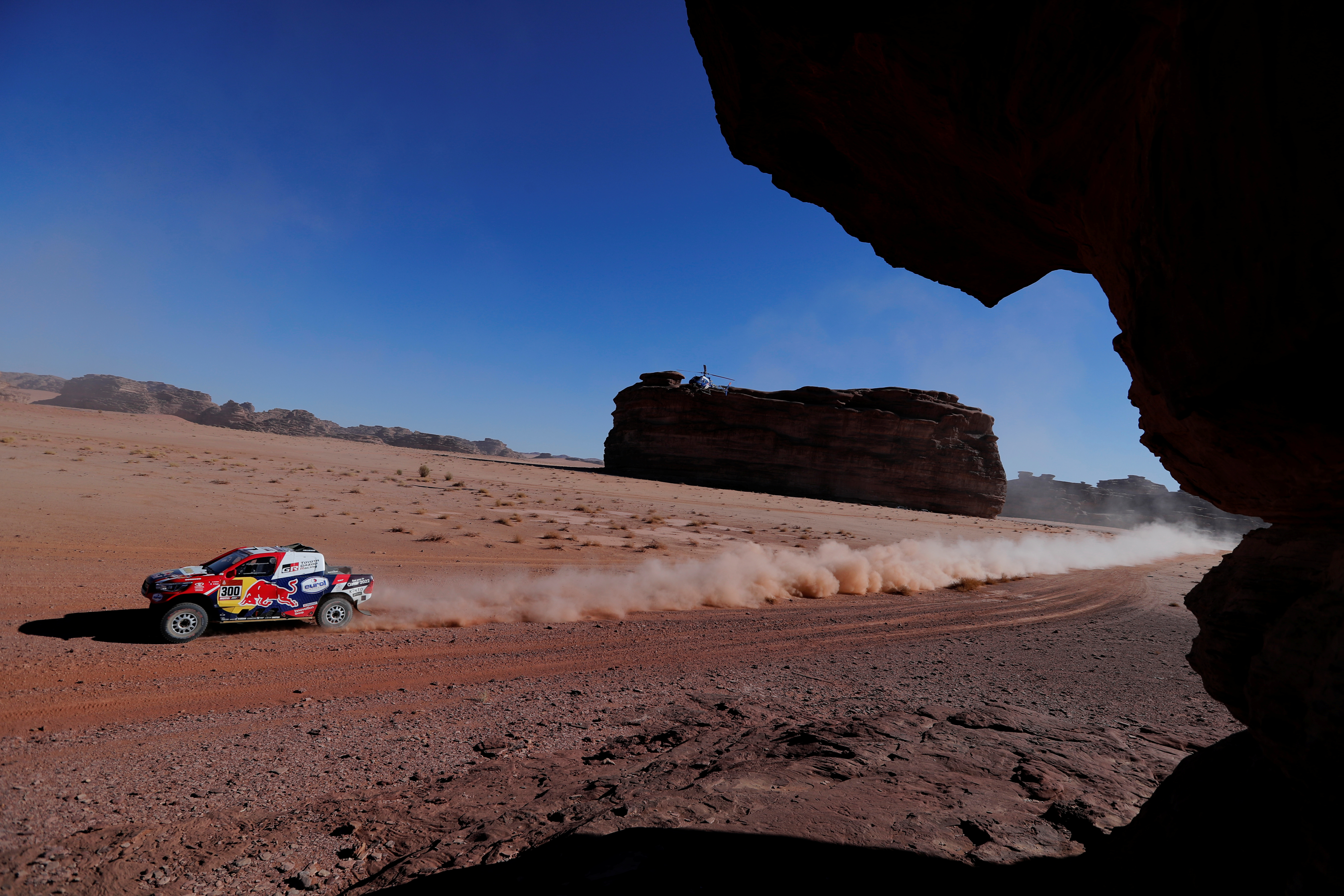 El doble vencedor de la prueba resistió al campeón del pasada edición, el catarí Nasser Al-Attiyah (Toyota), que quedó está detrás de él, a 3 minutos y 31 segundos, aunque posteriormente fue penalizado con tres minutos, lo que le retrasó hasta la quinta plaza