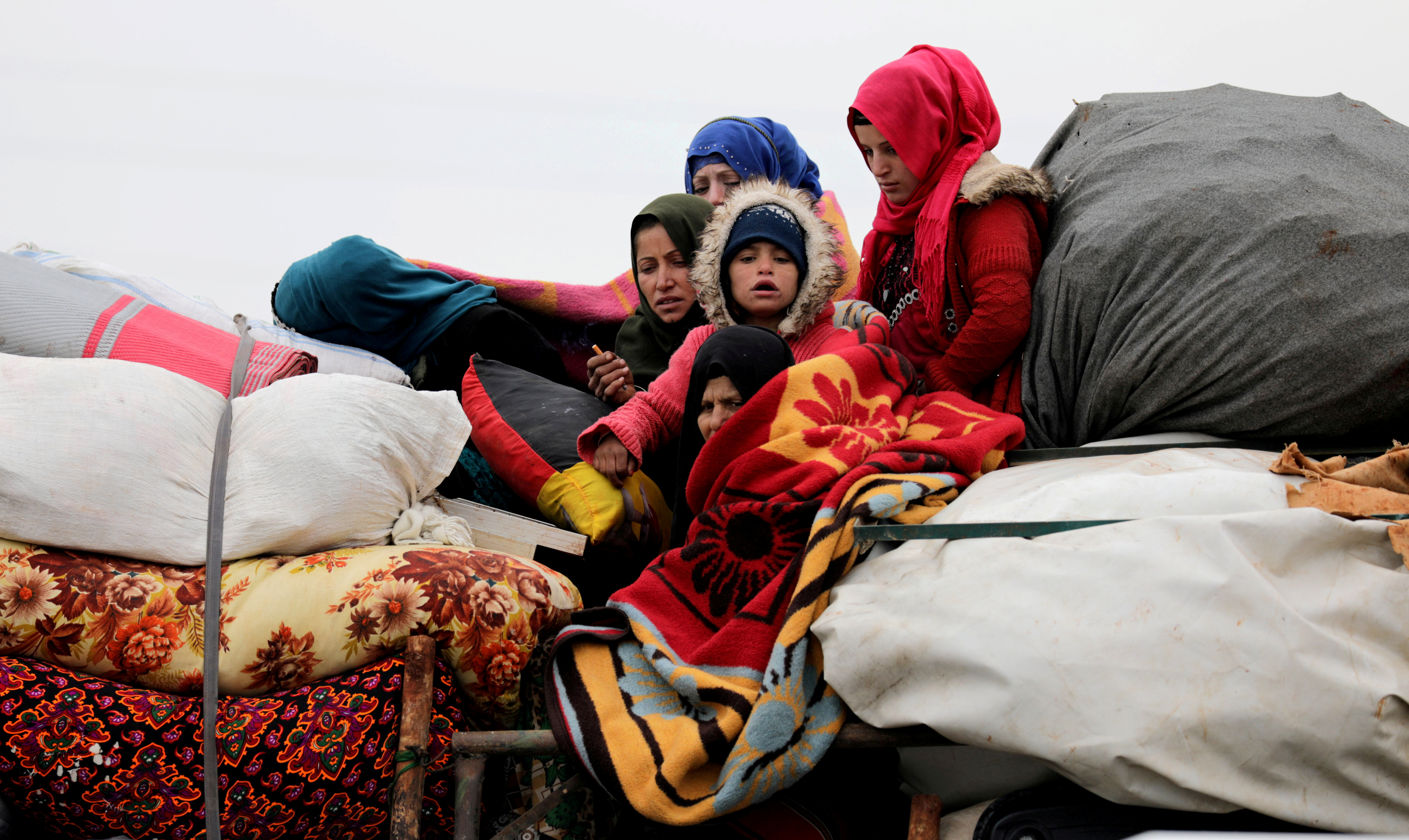 Un familia proveniente de Aleppo cruza la zona de Hazano en dirección norte