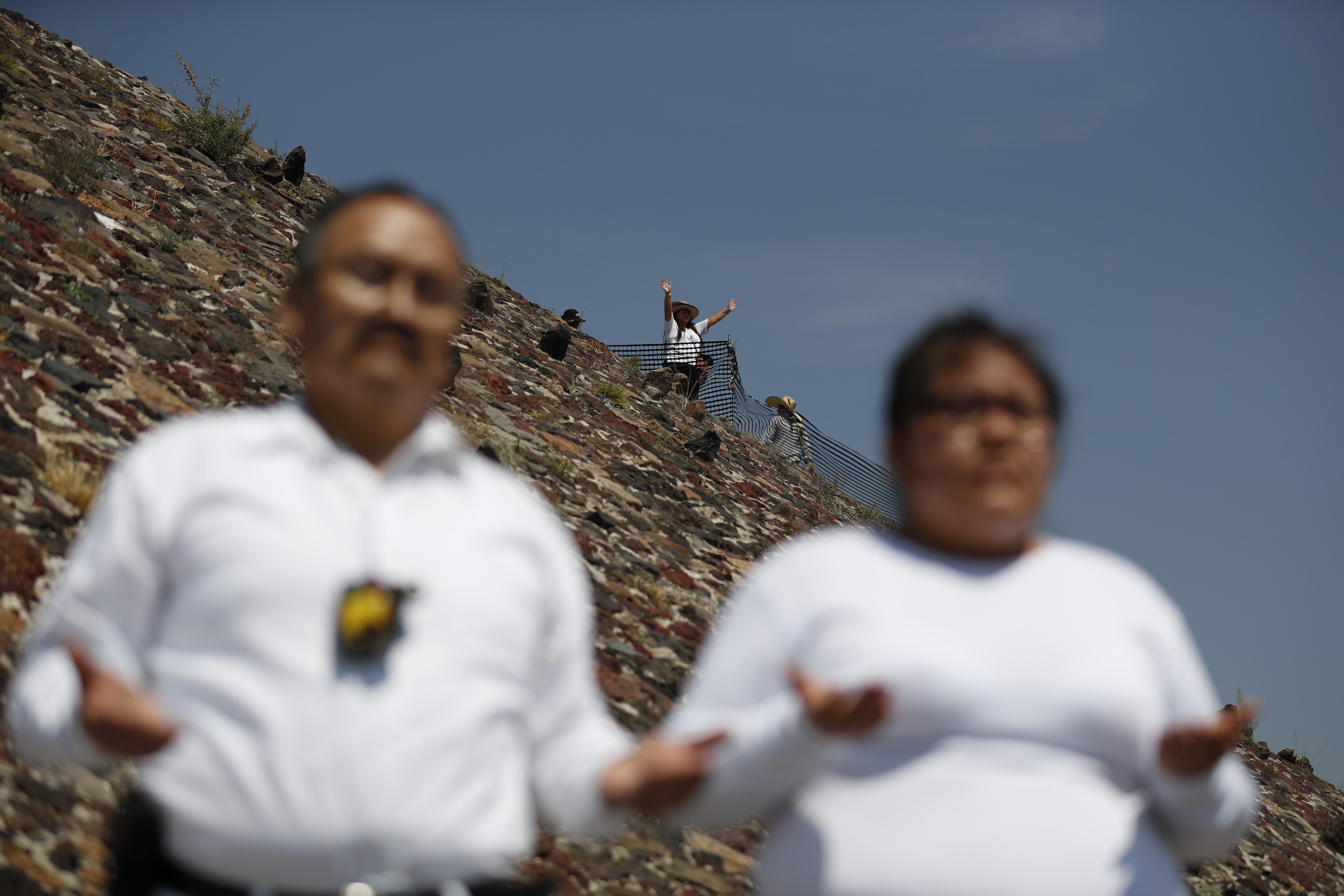 Los visitantes celebran el equinoccio de primavera un poco antes, en la cima de la Pirámide del Sol, en Teotihuacan, México, el jueves 19 de marzo de 2020.
