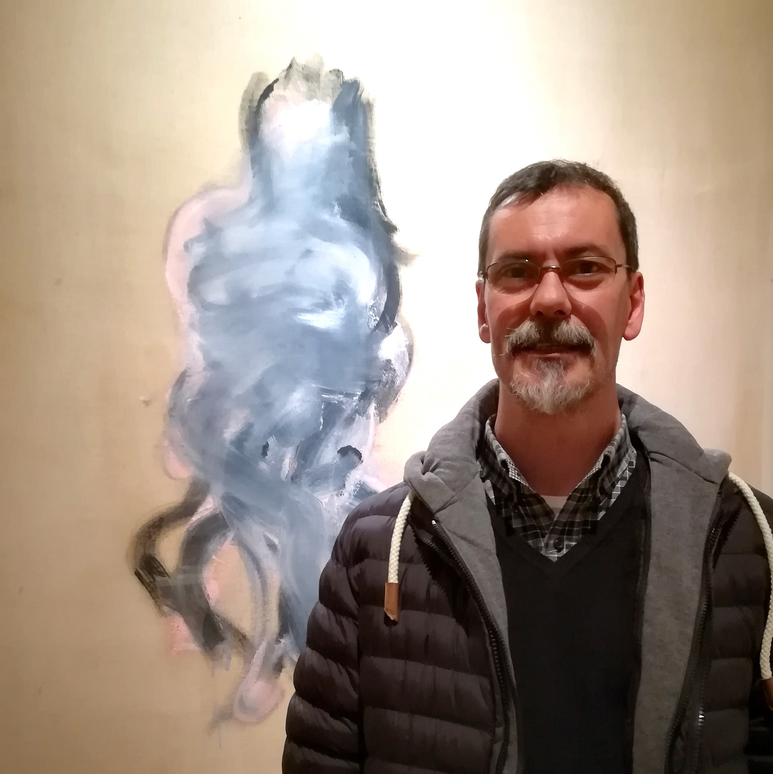 Fernando O'Connor ante uno de los grandes lienzos de Bacon en la Hugh Lane Gallery
