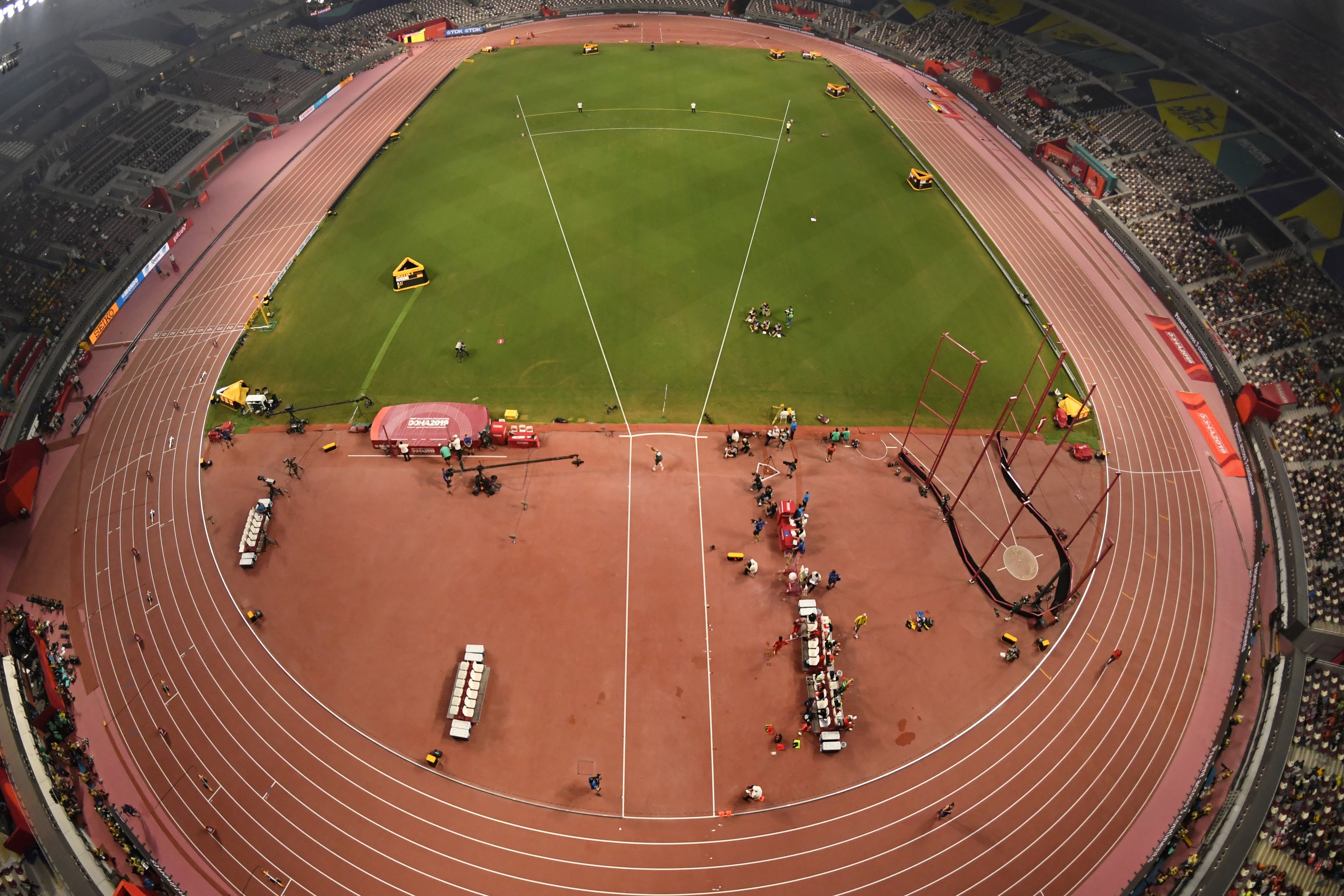 El Khalifa Stadium tiene lugar para 40 mil personas, pero en la final de los 100 metros femeninos no había siquiera 10 mil asistentes