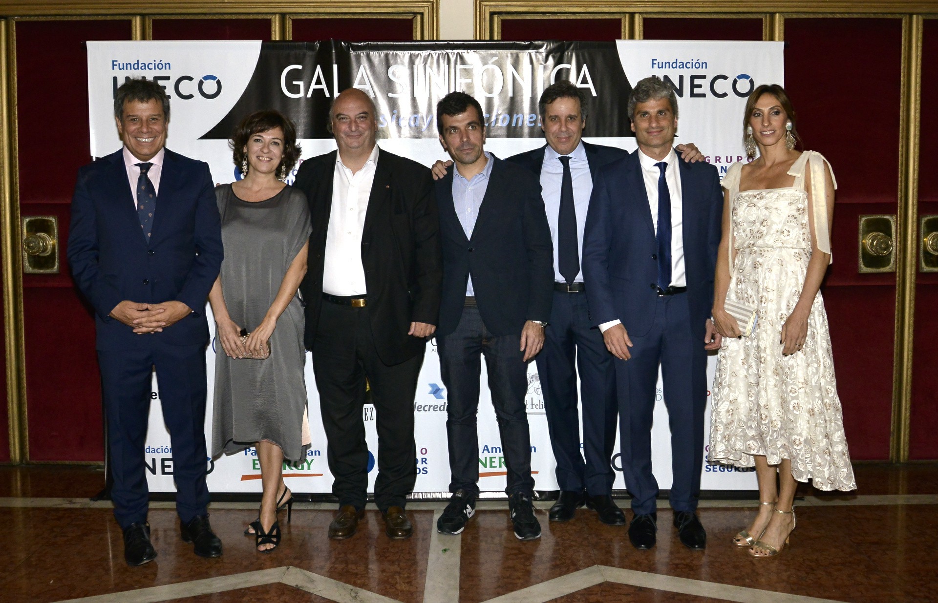 Facundo Manes y su mujer Josefina junto a Pablo Garzonio, subsecretario de Relaciones Internacionales y Cooperación Institucional de la Legislatura; Josep Cortada, ex director de la Fundación del FC Barcelona; Gastón Manes y Marcelo Savransky