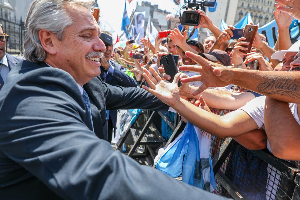 Alberto Fernández saluda a la militancia en la calle