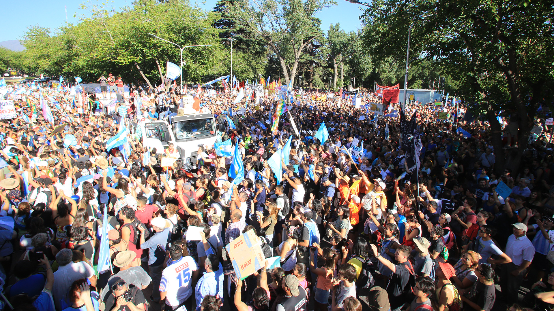Tras los enfrentamientos entre los manifestantes y las fuerzas de seguridad frente a la Casa de Gobierno, hubo ataques en distintos edificios del centro mendocino.