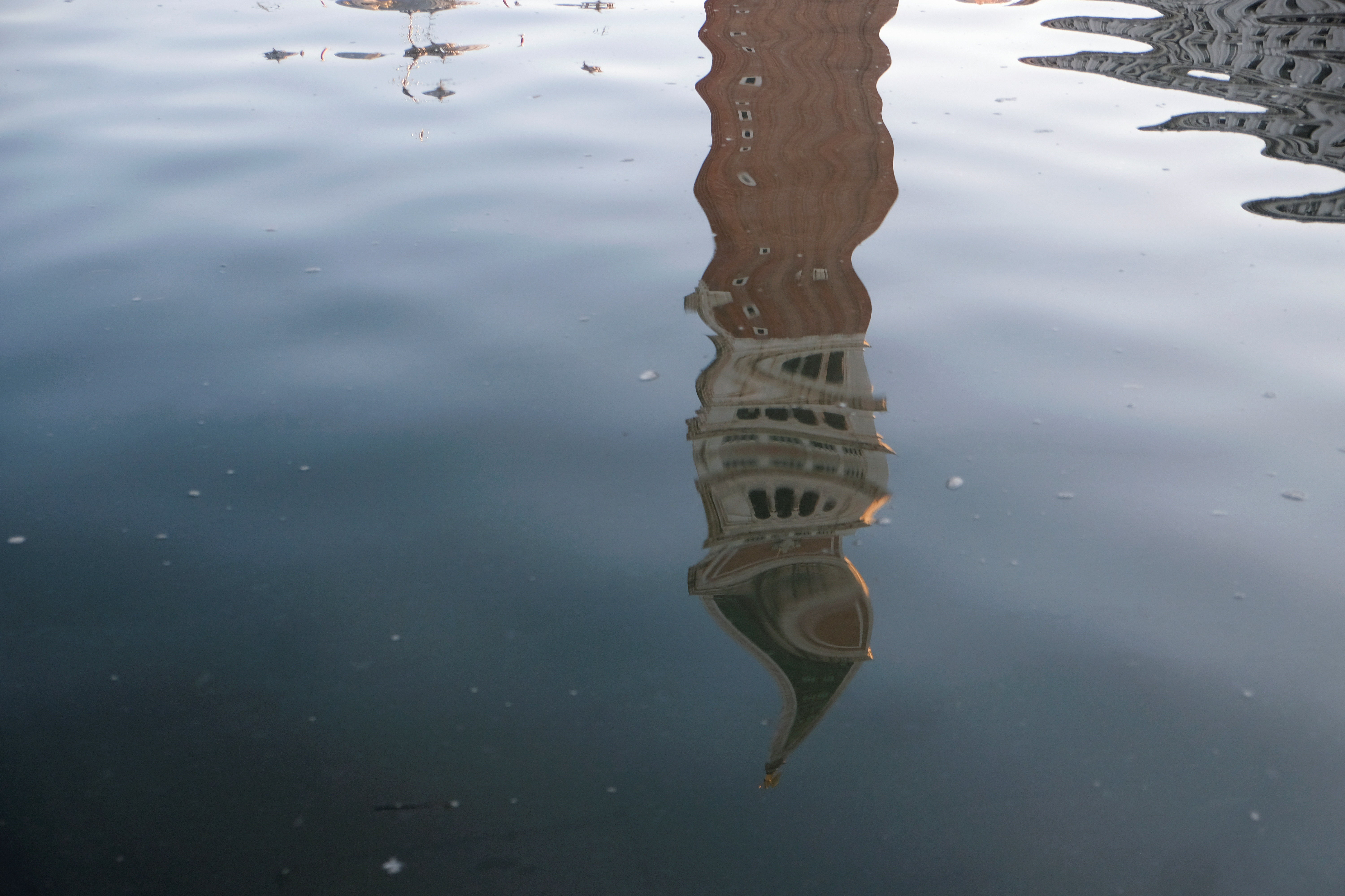 El campanario de San Marcos (Campanile) se refleja en el agua durante la marea alta en Venecia, Italia, el 24 de diciembre de 2019 (REUTERS/Manuel Silvestri)