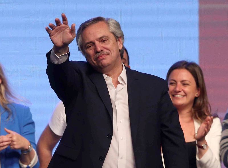 Alberto Fernández la noche de la victoria del Frente de Todos. Le ganó a la fórmula de Juntos por el Cambio por una diferencia de menos de 7 puntos, menos de lo que esperaba. Igual, la victoria fue contundente.